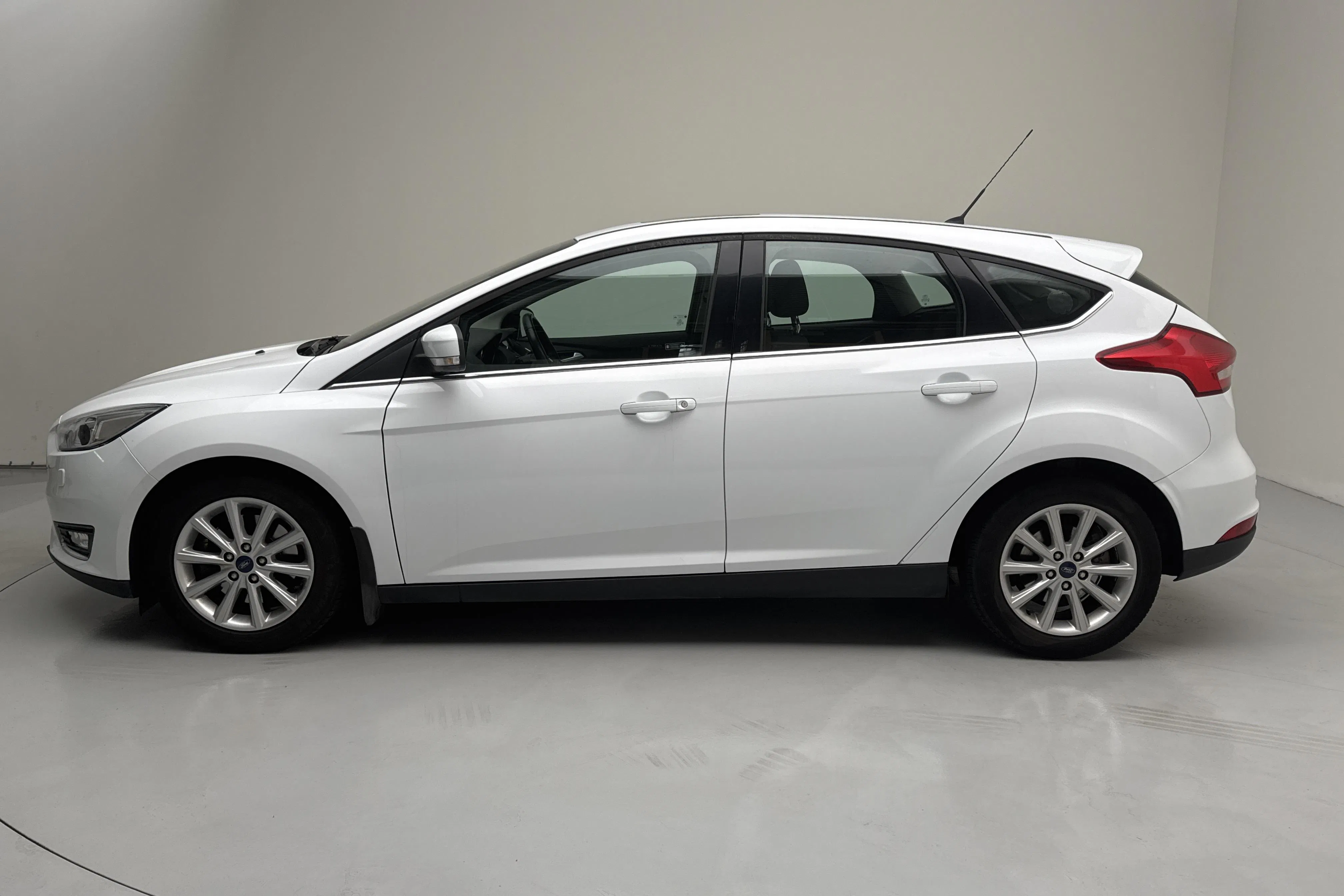 Presentation photo 2 of 14: Ford Focus 1.5 EcoBoost 5dr (150hk) - 46 040 km - Automatic - white - 2015