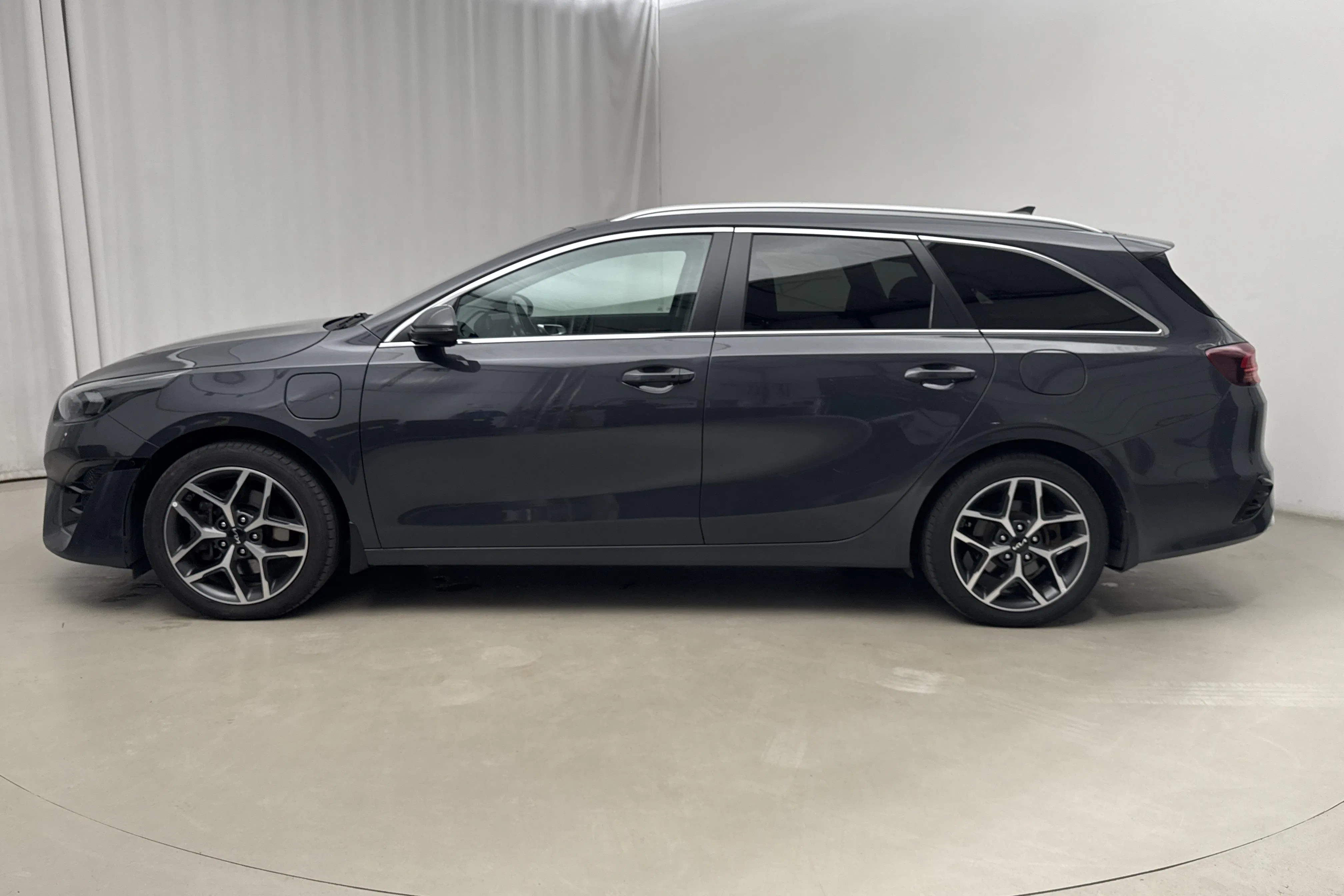 Presentation photo 2 of 20: KIA Ceed 1.6 Plug-in Hybrid SW (141hk) - 148 170 km - Automatic - gray - 2022
