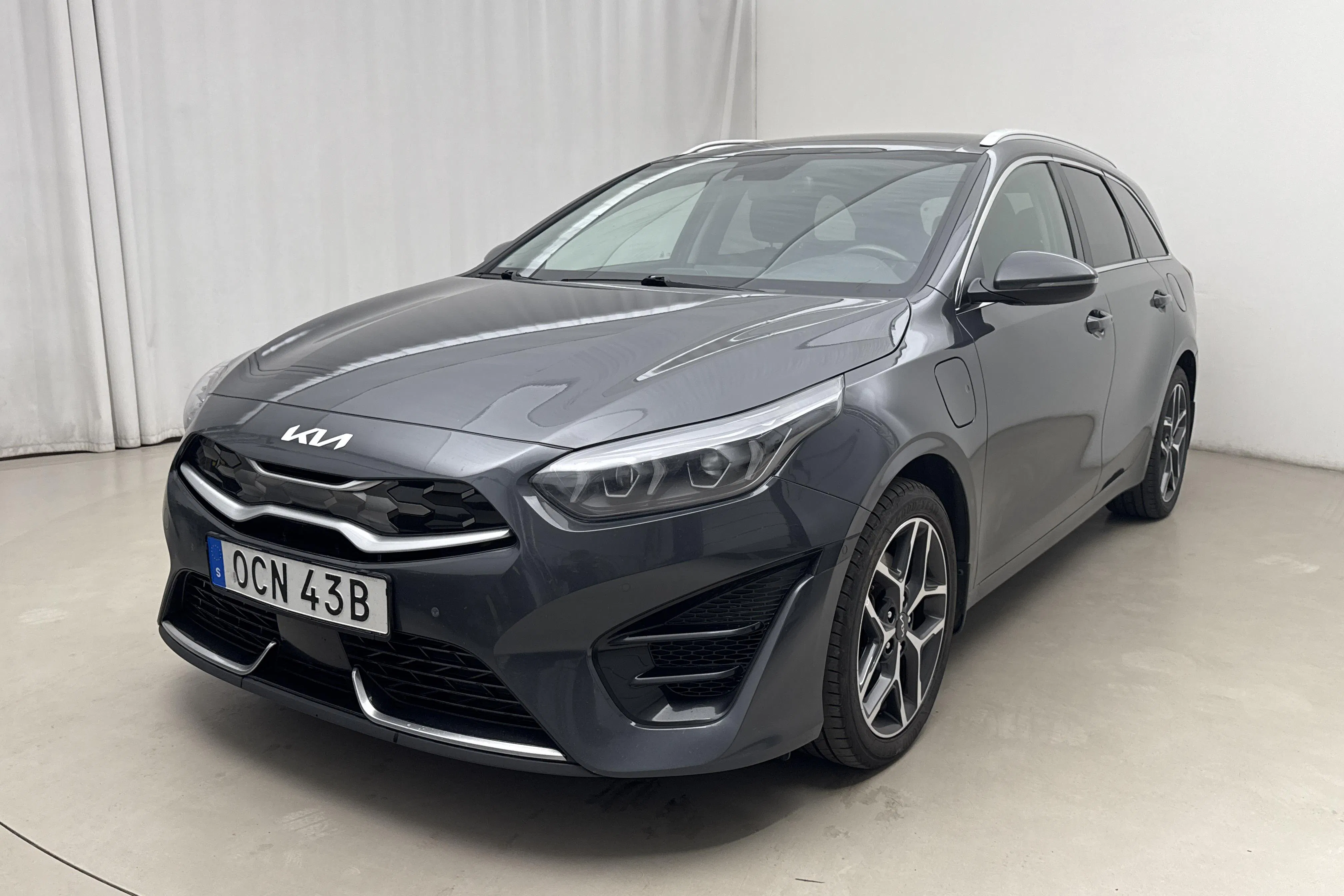 Presentation photo 1 of 20: KIA Ceed 1.6 Plug-in Hybrid SW (141hk) - 148 170 km - Automatic - gray - 2022
