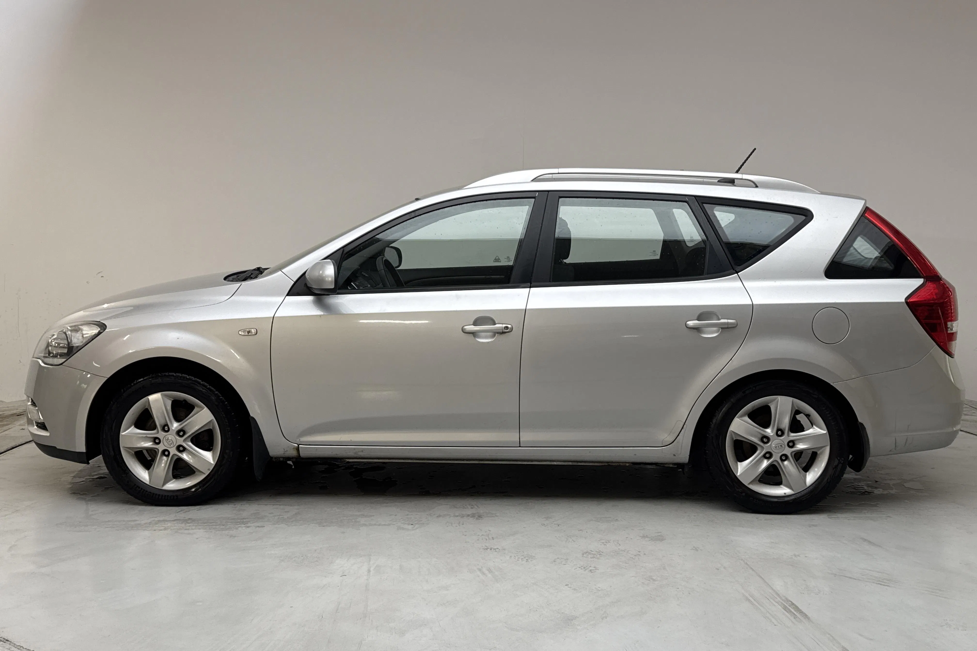Presentationsfoto 2 av 12: KIA Cee'd 1.6 SW (126hk) - 21 720 mil - Manuell - silver - 2010