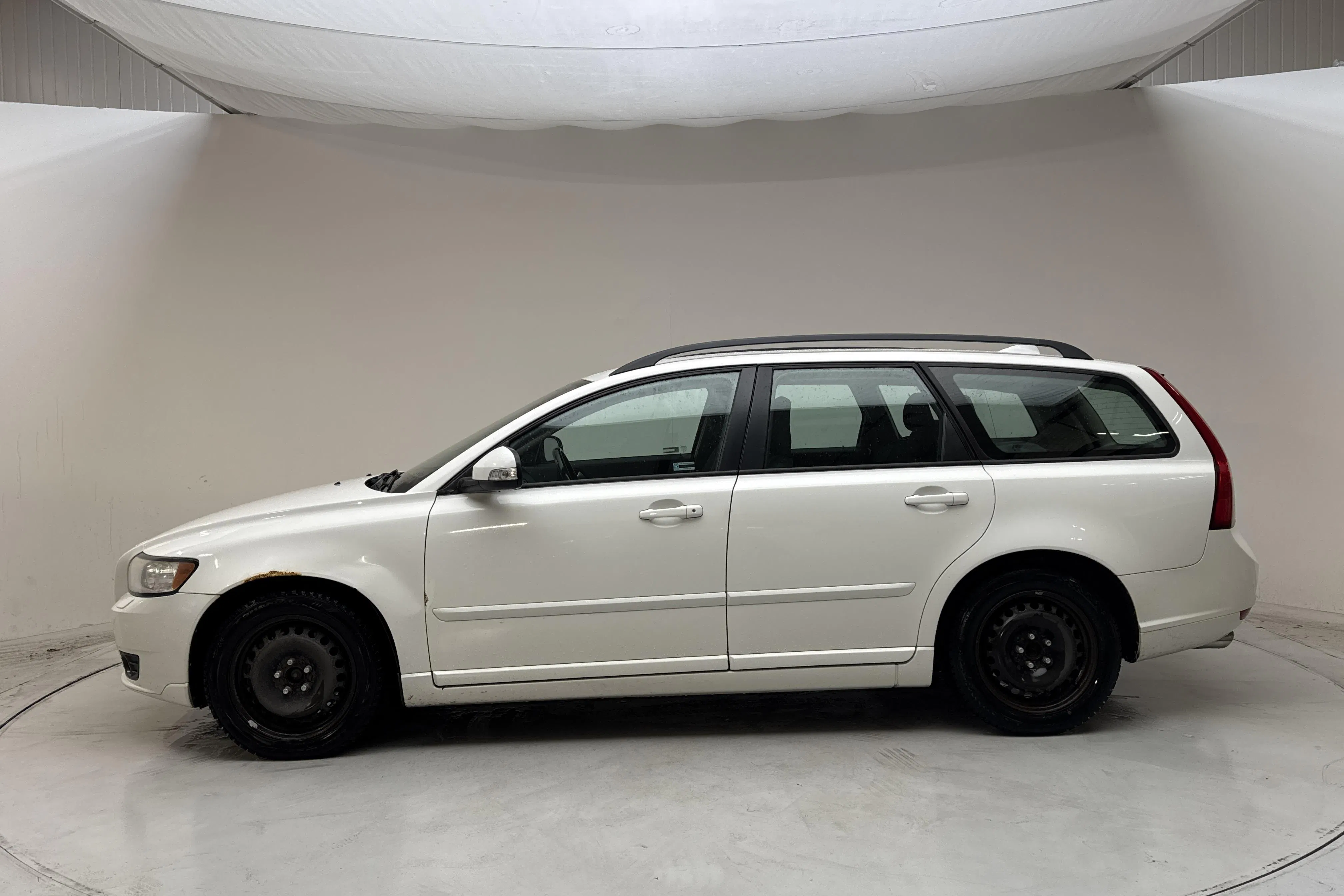 Presentationsfoto 2 av 12: Volvo V50 D3 (150hk) - 33 185 mil - Manuell - vit - 2011