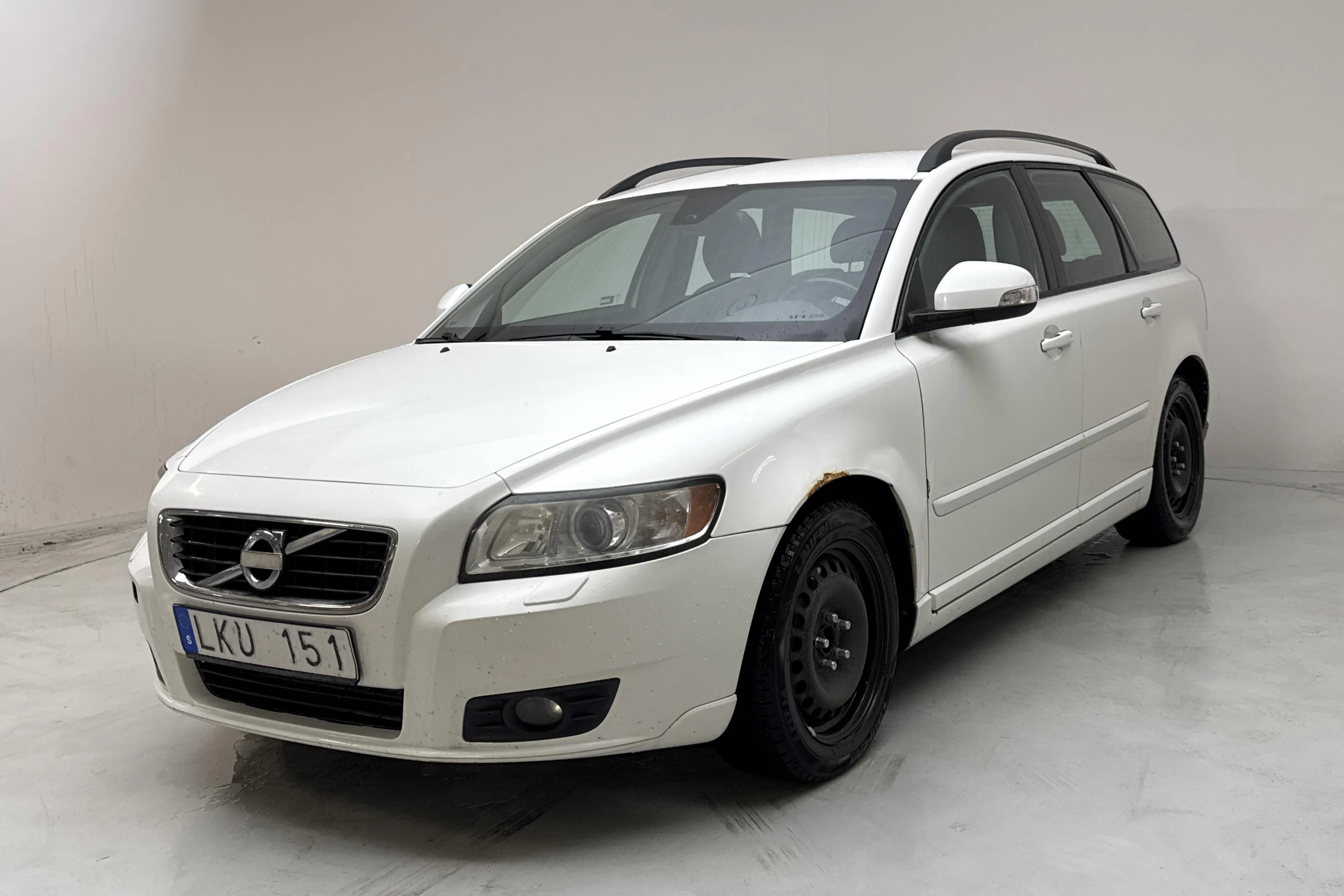 Presentationsfoto 1 av 12: Volvo V50 D3 (150hk) - 33 185 mil - Manuell - vit - 2011