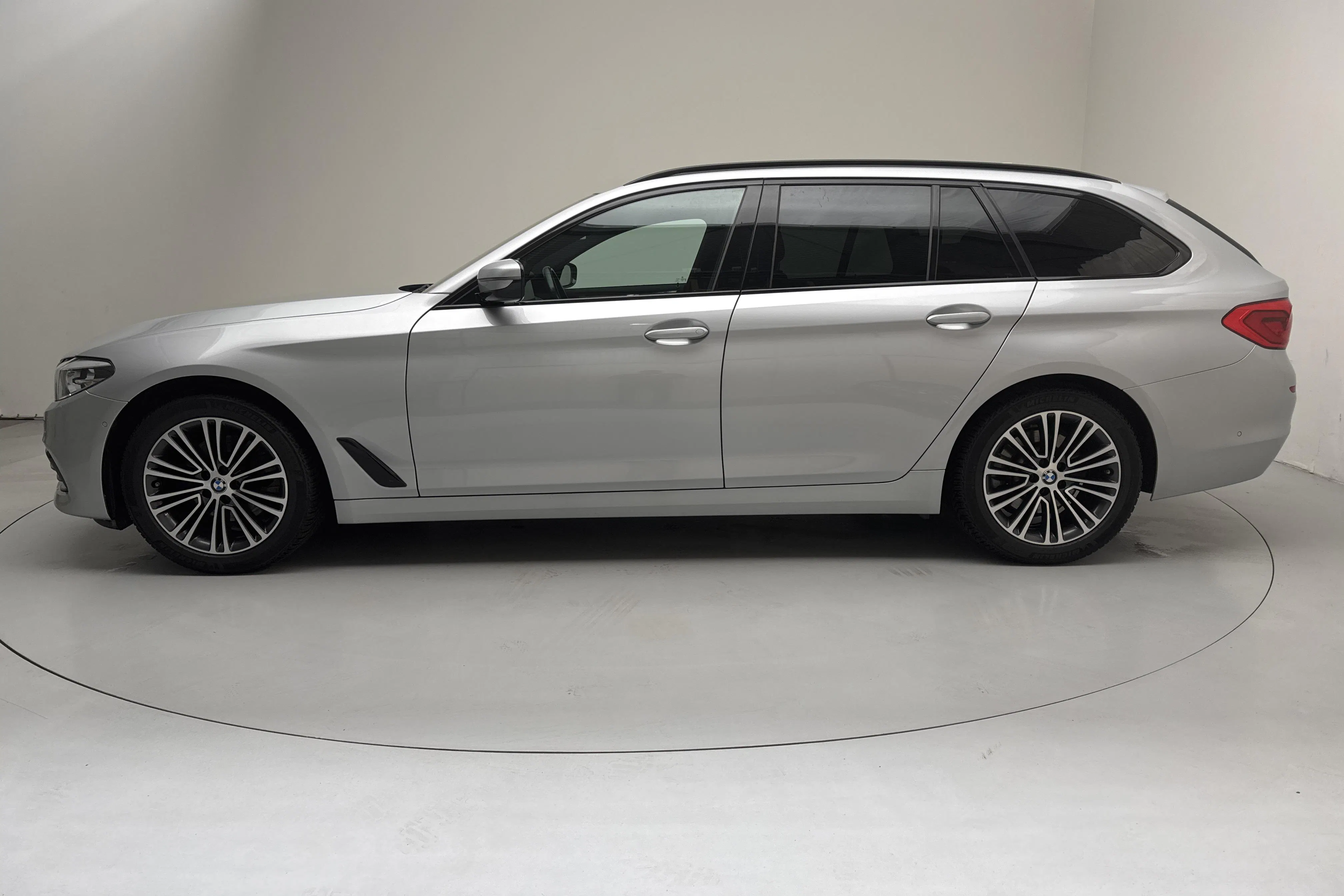 Presentationsfoto 2 av 15: BMW 520d Touring MHEV, G31 (190hk) - 19 606 mil - Automat - silver - 2020