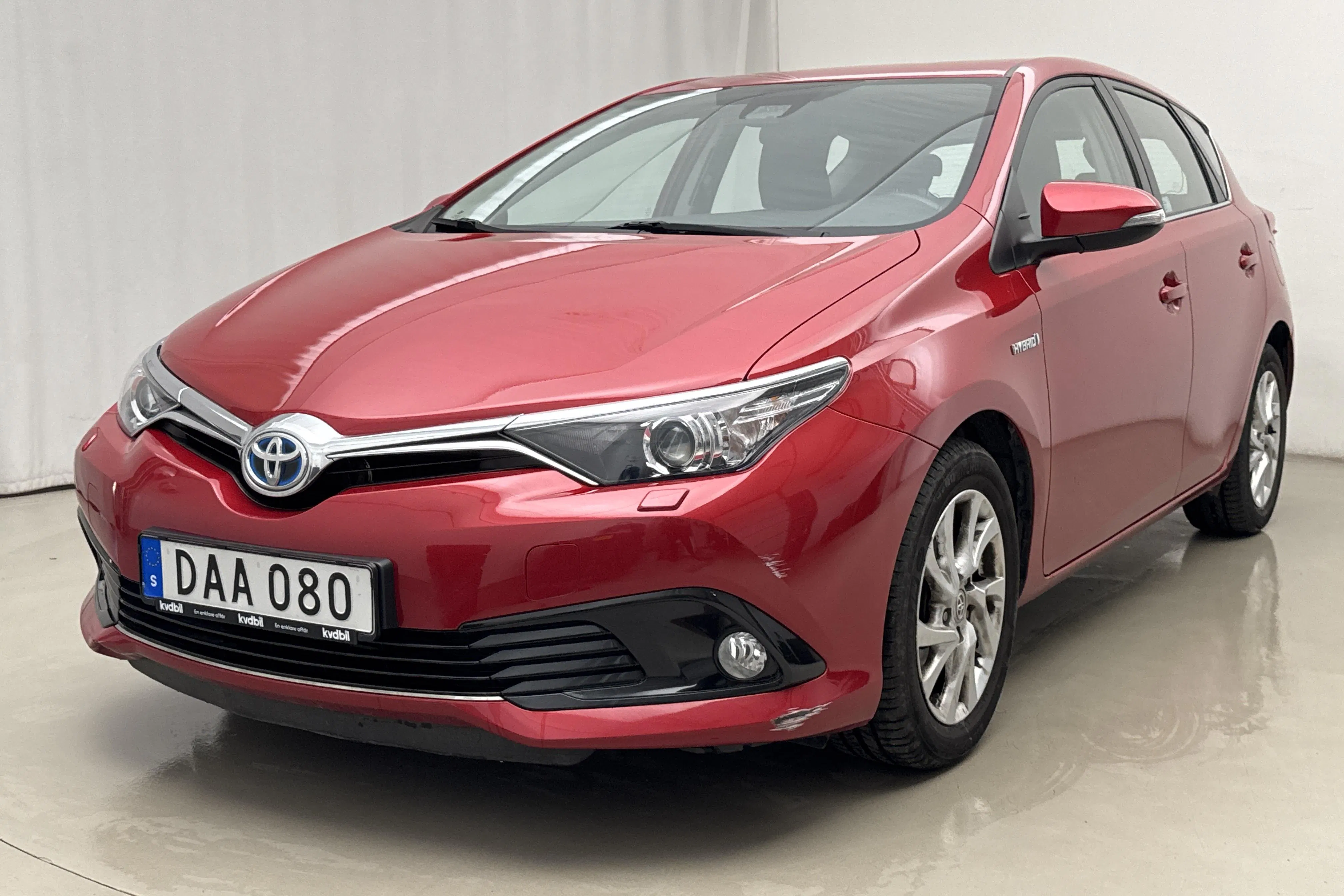 Presentationsfoto 1 av 16: Toyota Auris 1.8 HSD 5dr (99hk) - 6 514 mil - Automat - Mörkröd - 2016