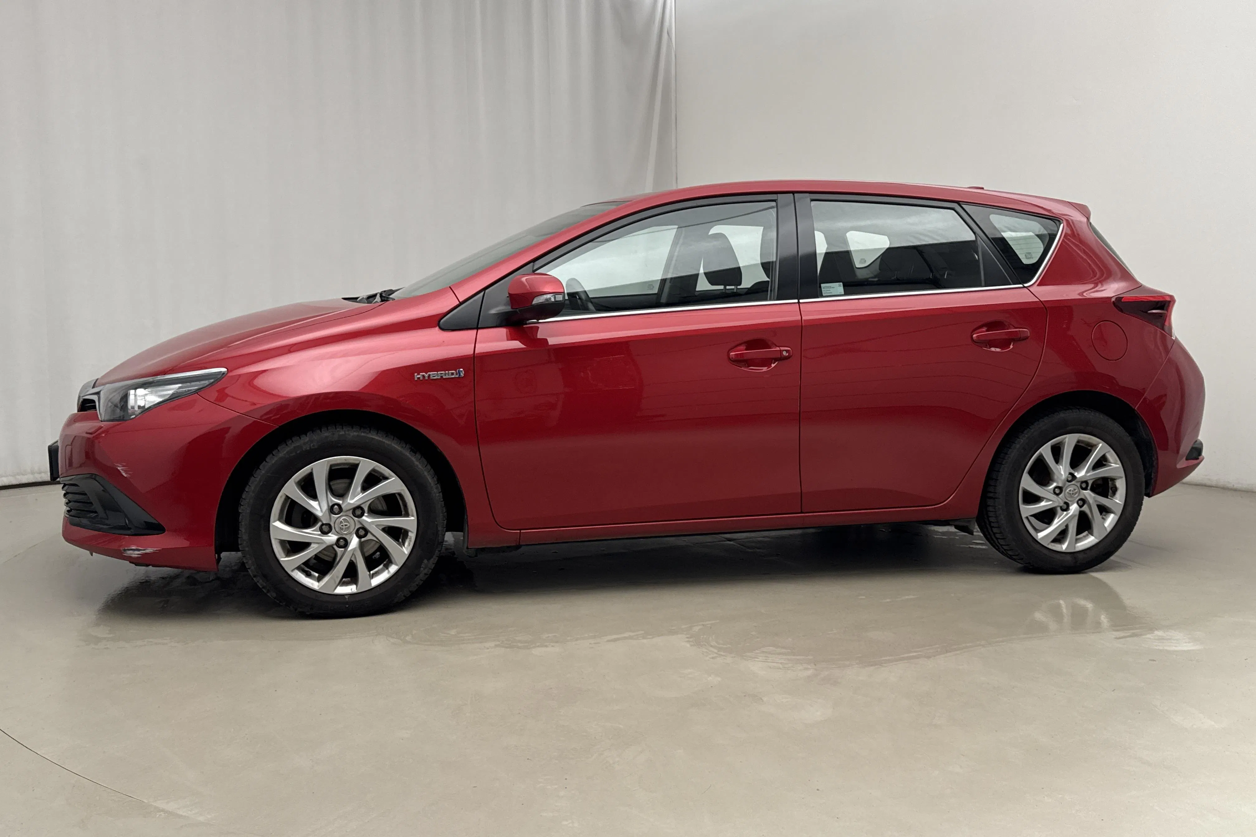 Presentationsfoto 2 av 16: Toyota Auris 1.8 HSD 5dr (99hk) - 6 514 mil - Automat - Mörkröd - 2016