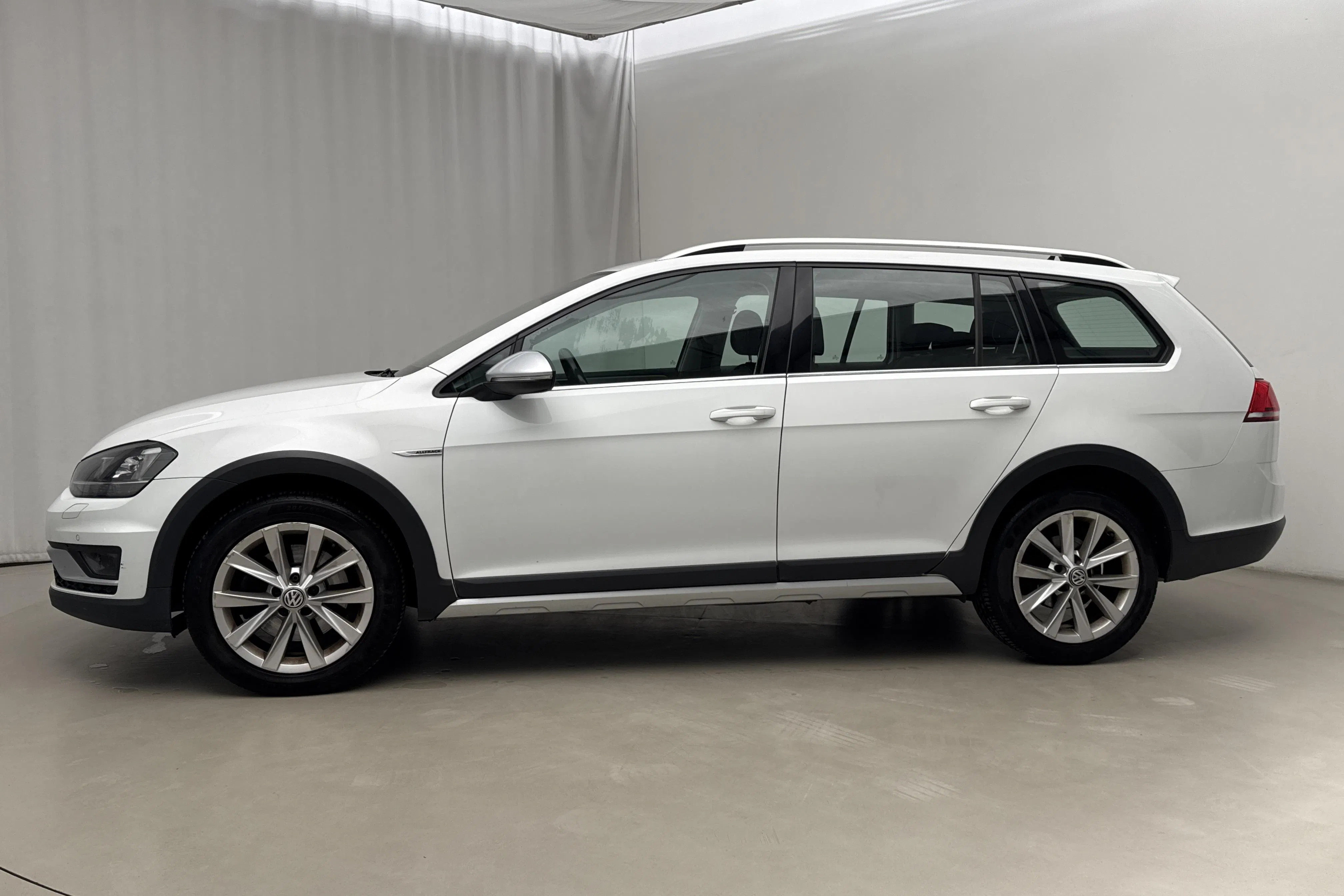 Presentation photo 2 of 18: VW Golf Alltrack 1.8 TSI 4Motion (180hk) - 146 840 km - Automatic - white - 2016