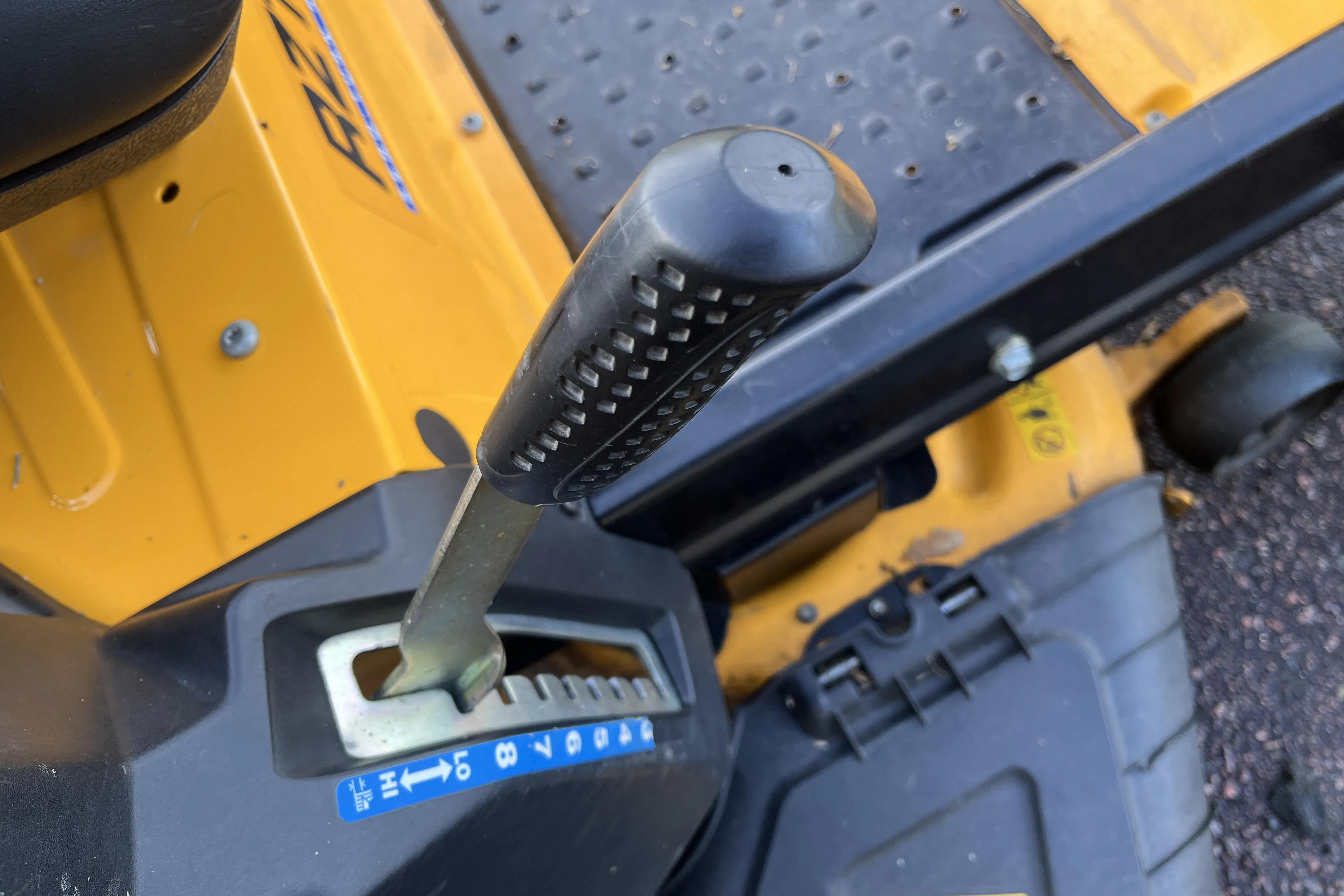 Presentation photo 23 of 23: Cub Cadet Gräsklippare cub cadet RZT S - 0 km - Automatic - light yellow - 2015