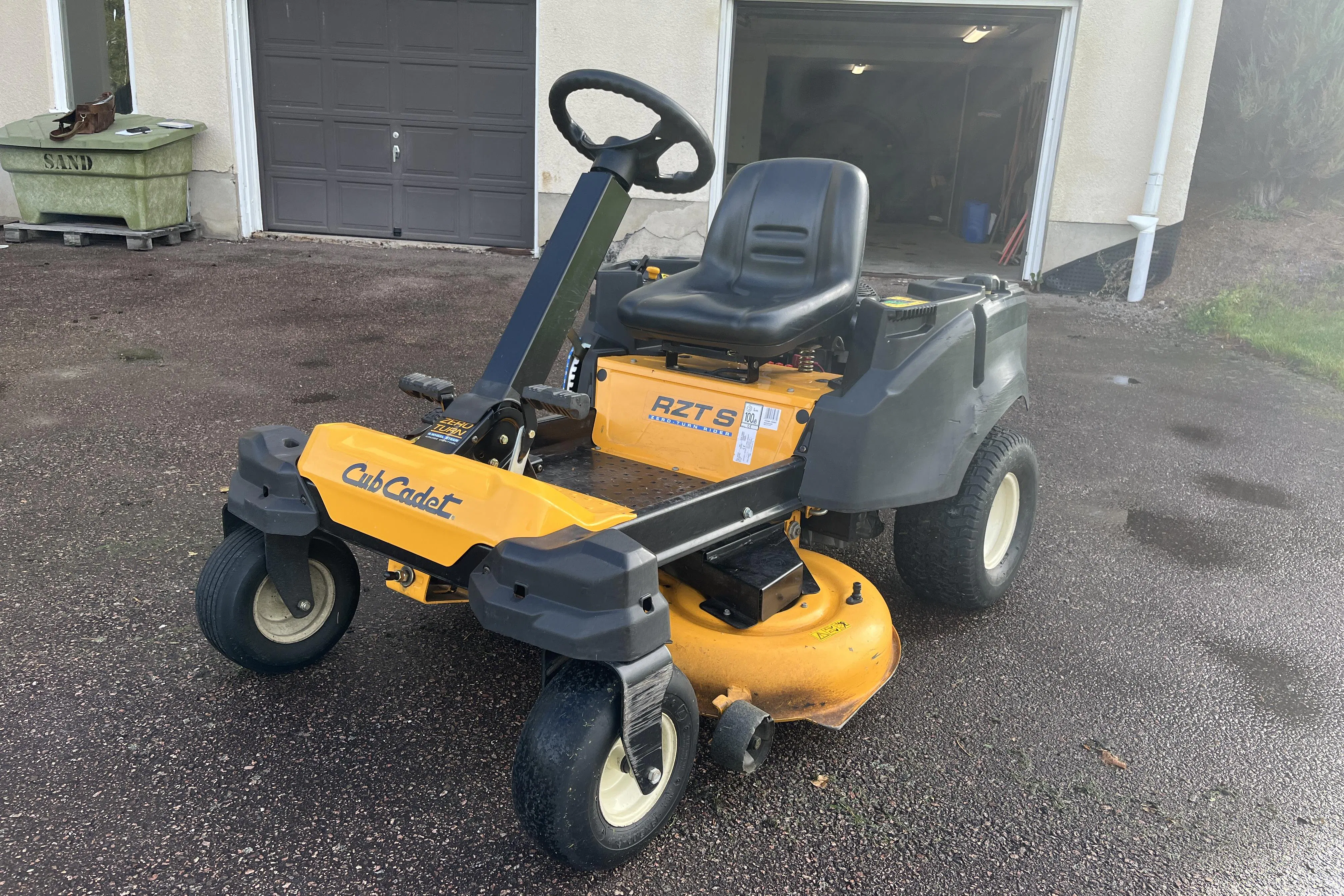 Presentation photo 1 of 23: Cub Cadet Gräsklippare cub cadet RZT S - 0 km - Automatic - light yellow - 2015