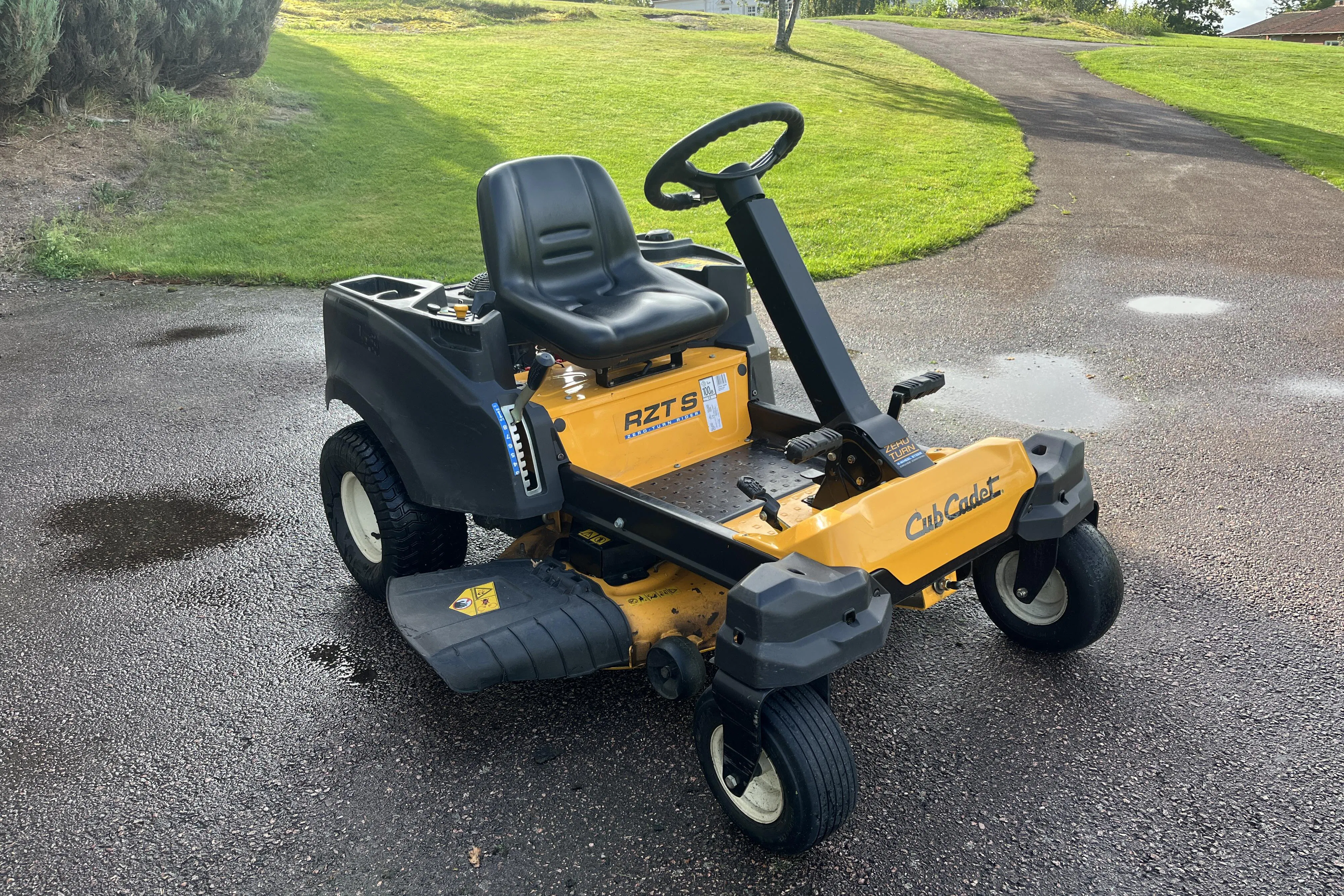 Presentation photo 2 of 23: Cub Cadet Gräsklippare cub cadet RZT S - 0 km - Automatic - light yellow - 2015