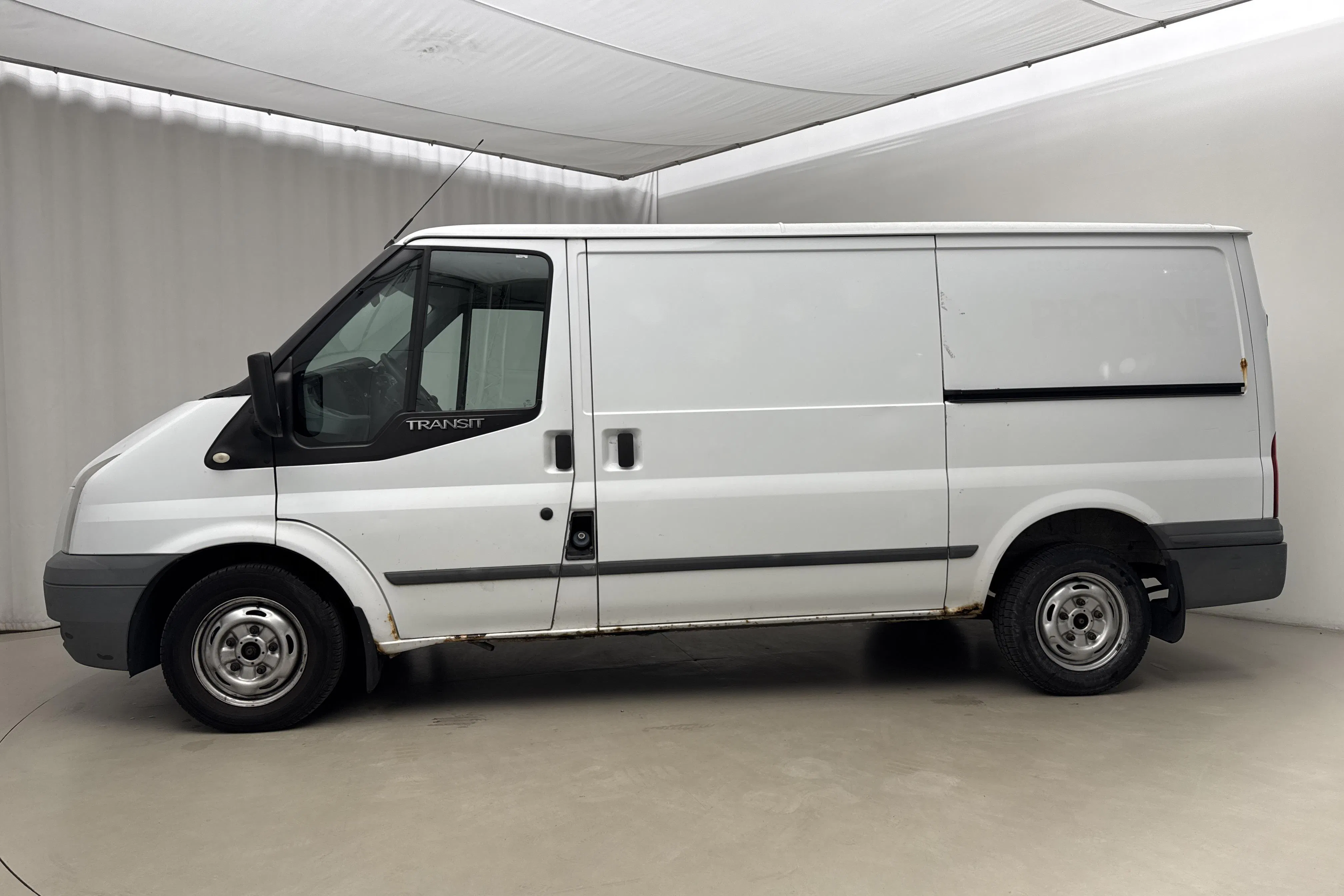 Presentationsfoto 2 av 16: Ford Transit 300 2.2 TDCi Skåp (115hk) - 17 463 mil - Manuell - vit - 2011