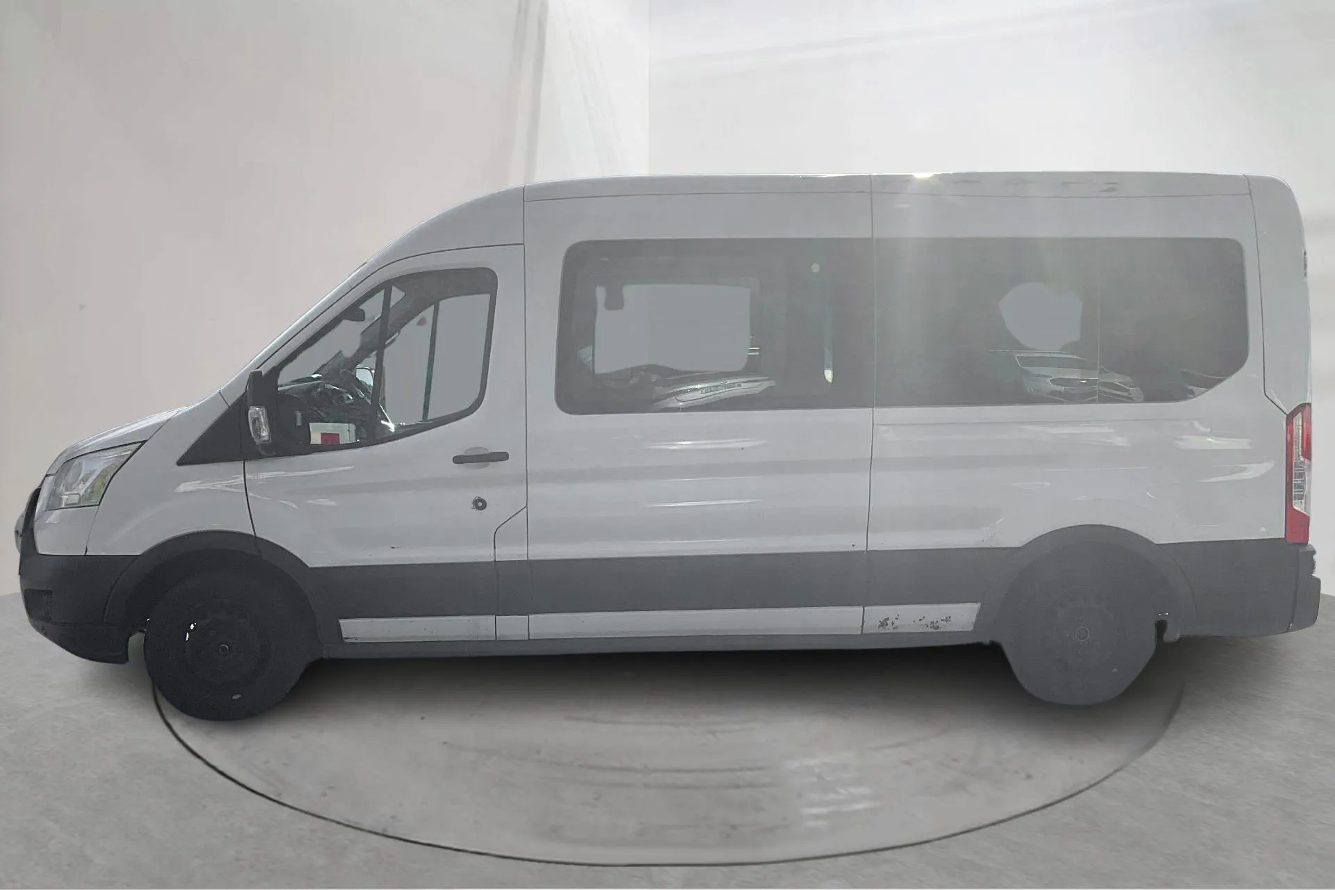 Presentationsfoto 2 av 12: Ford Transit 310 2.2 TDCi Buss (125hk) - 46 225 mil - Manuell - vit - 2016