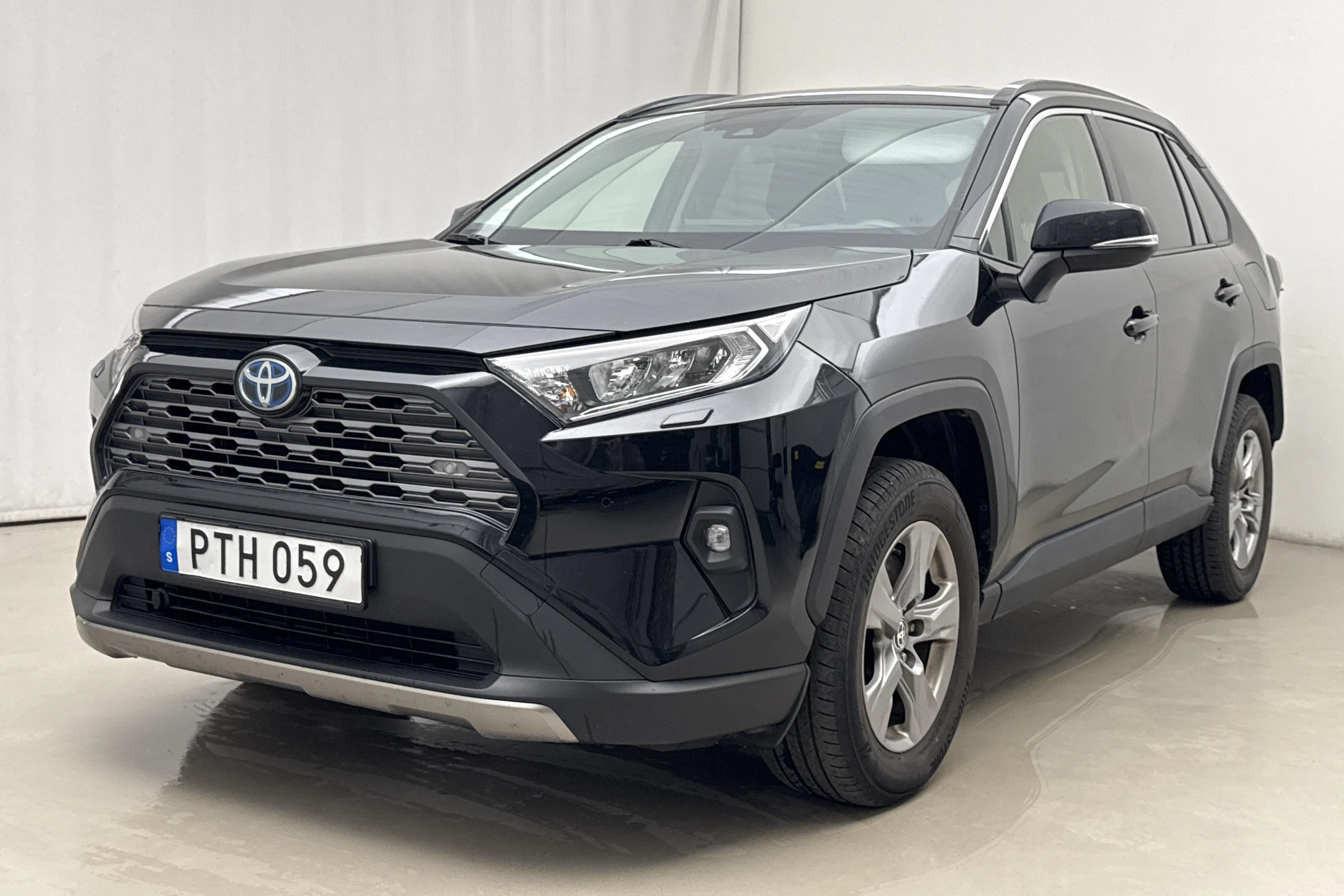 Presentationsfoto 1 av 16: Toyota RAV4 2.5 HSD AWD (222hk) - 8 526 mil - Automat - svart - 2022