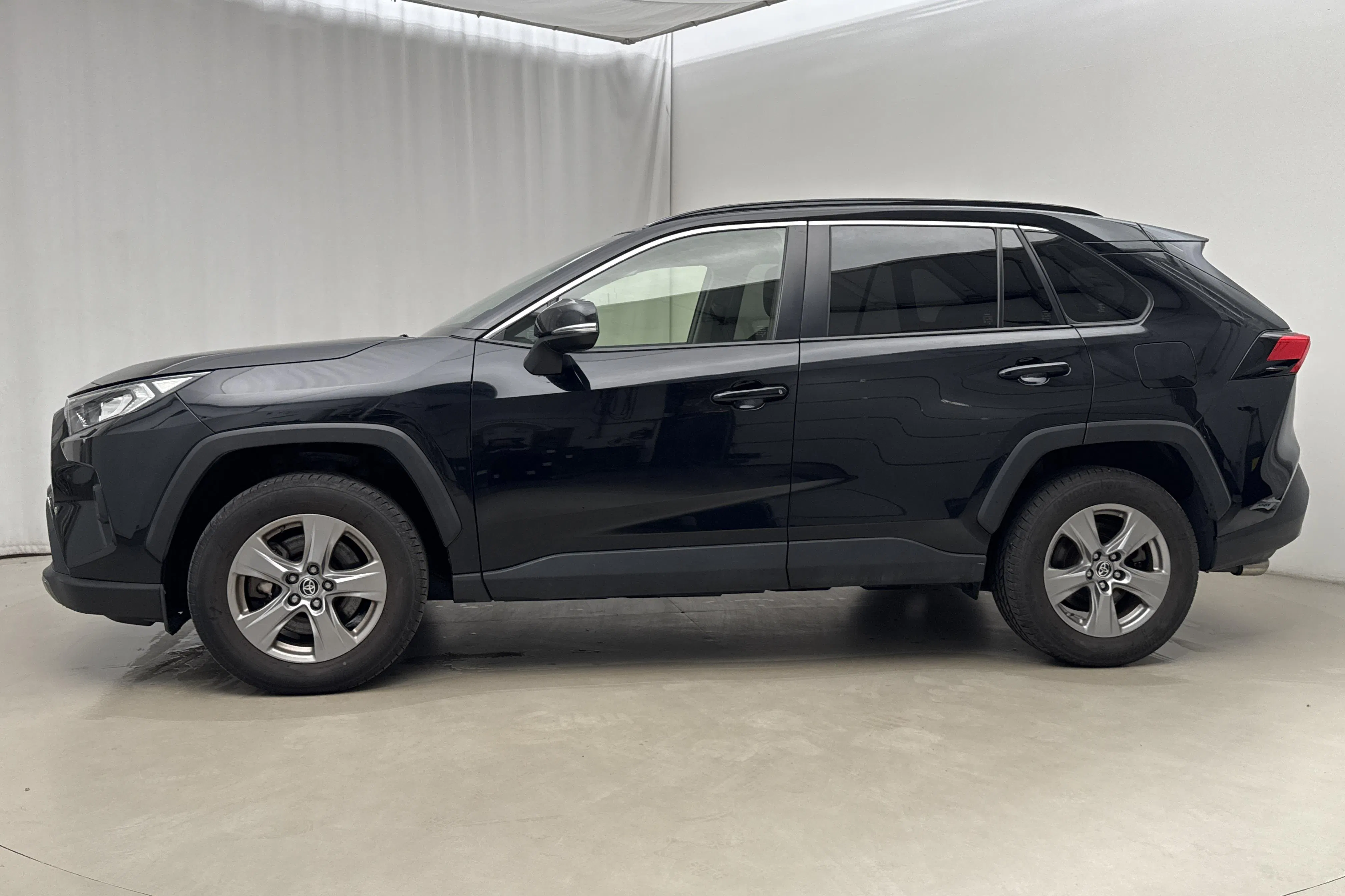 Presentationsfoto 2 av 16: Toyota RAV4 2.5 HSD AWD (222hk) - 8 526 mil - Automat - svart - 2022