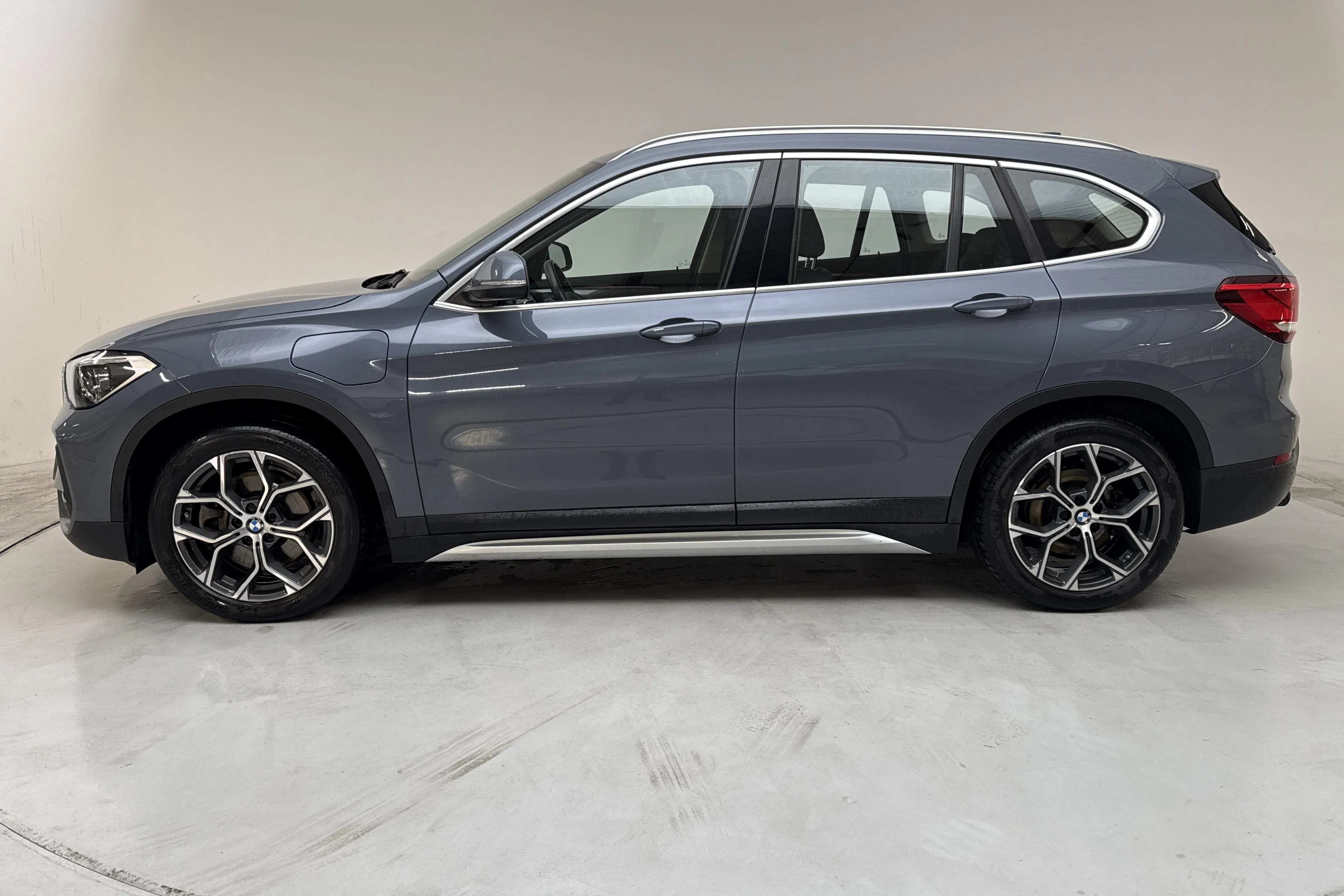 Presentationsfoto 2 av 16: BMW X1 xDrive25e 9,7kWh LCI, F48 (220hk) - 6 434 mil - Automat - Mörkgrå - 2021