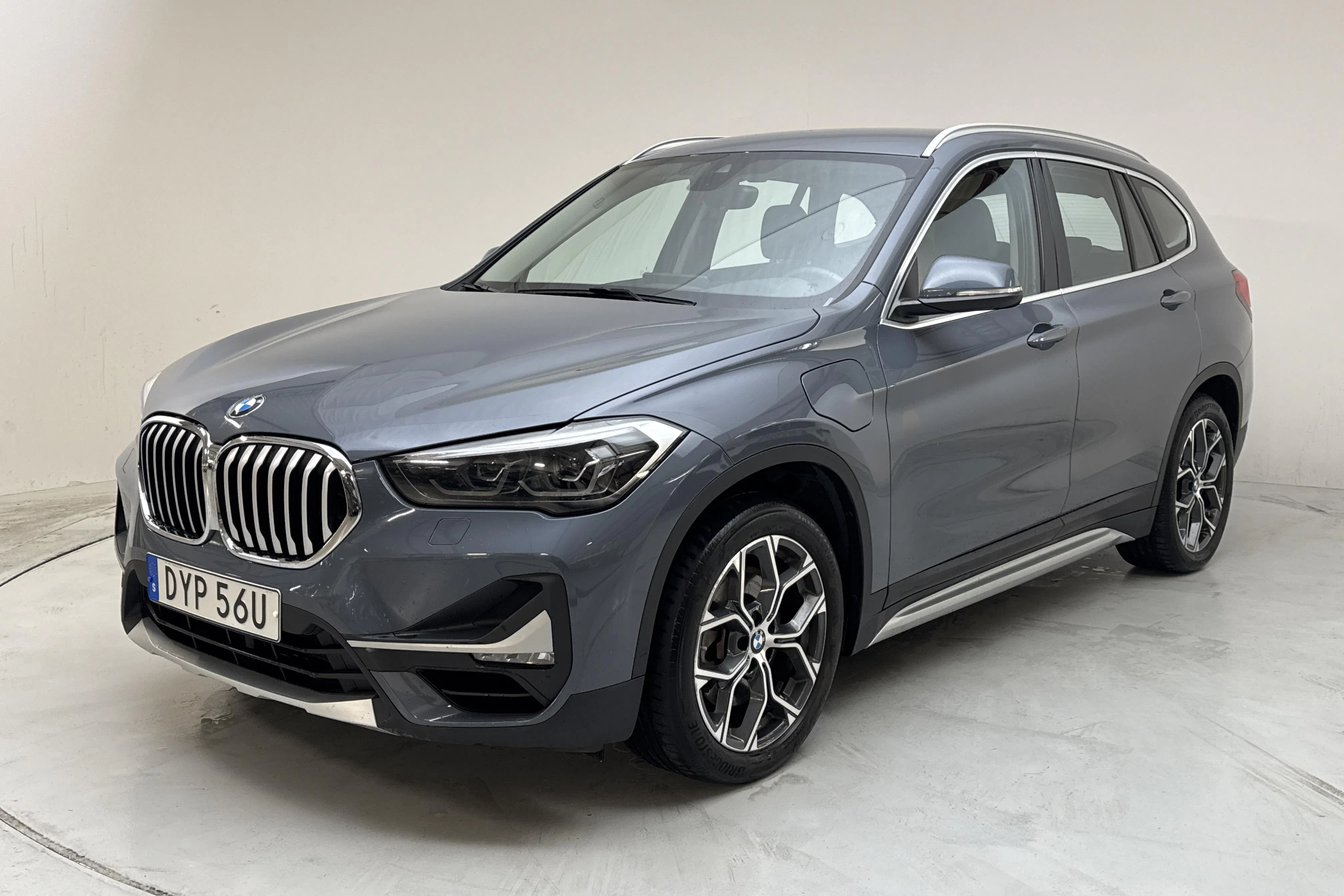 Presentationsfoto 1 av 16: BMW X1 xDrive25e 9,7kWh LCI, F48 (220hk) - 6 434 mil - Automat - Mörkgrå - 2021