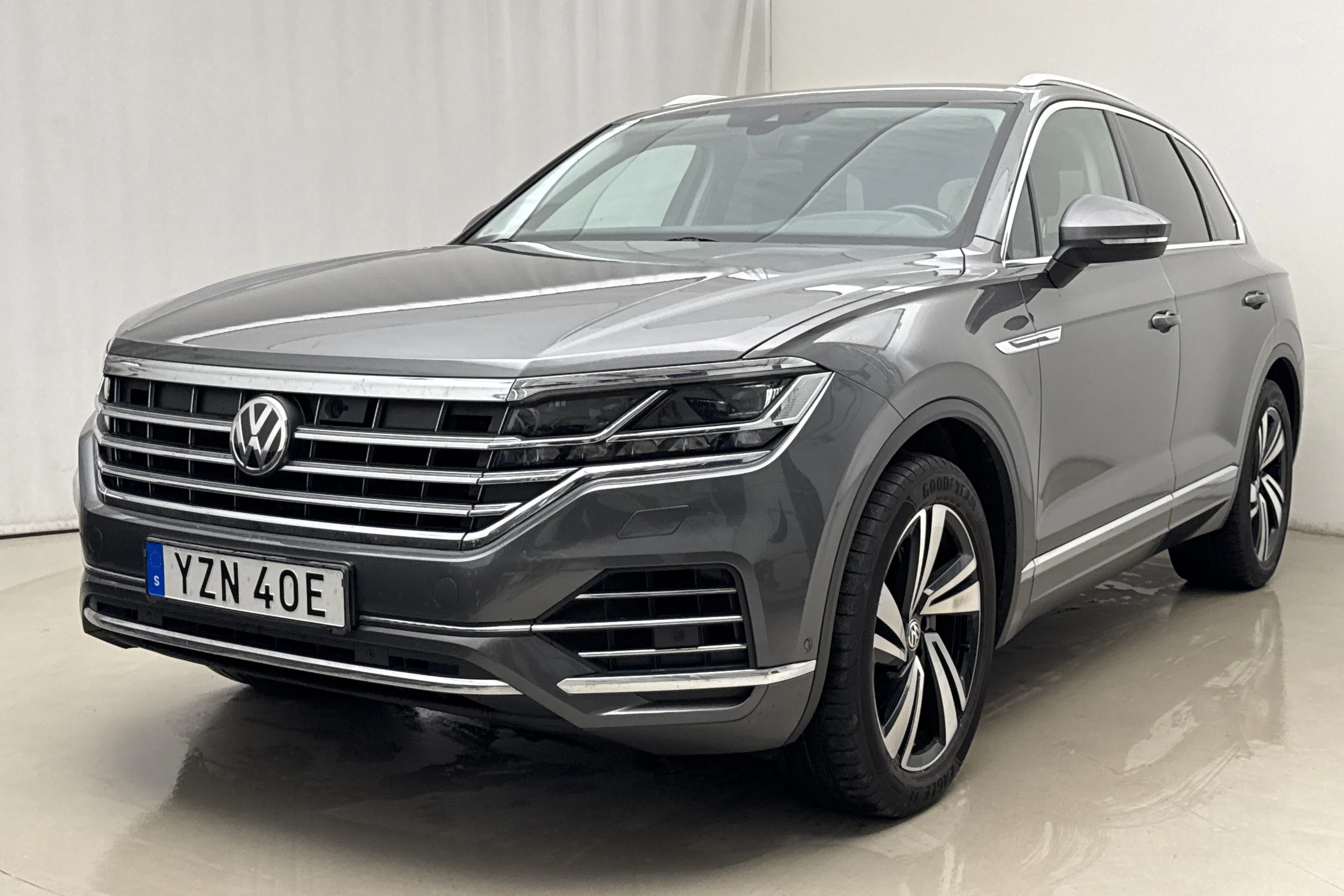 Presentationsfoto 1 av 24: VW Touareg V6 TDI 4Motion (286hk) - 12 615 mil - Automat - grå - 2019