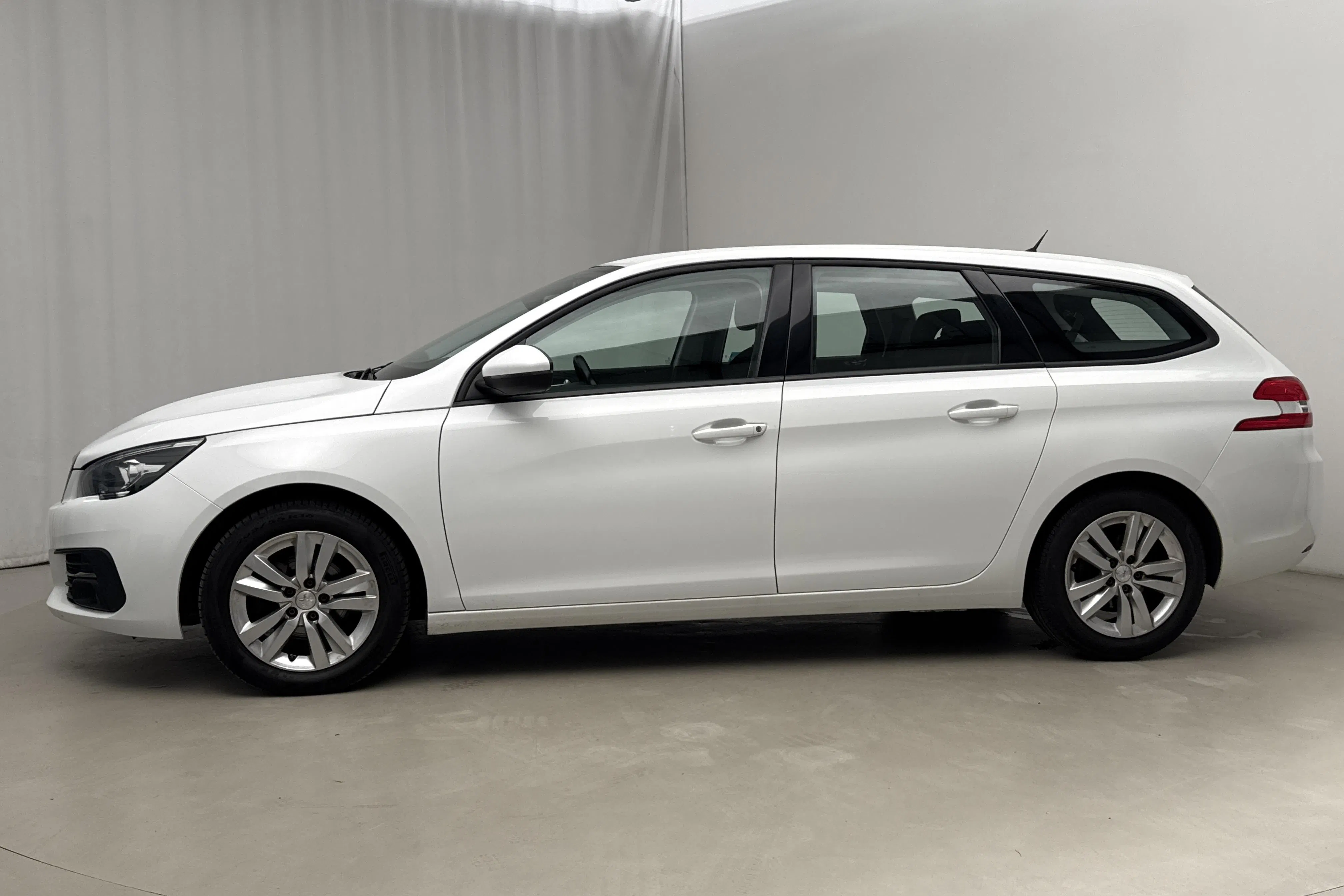 Presentationsfoto 2 av 18: Peugeot 308 SW BlueHDi (130hk) - 9 711 mil - Automat - vit - 2019