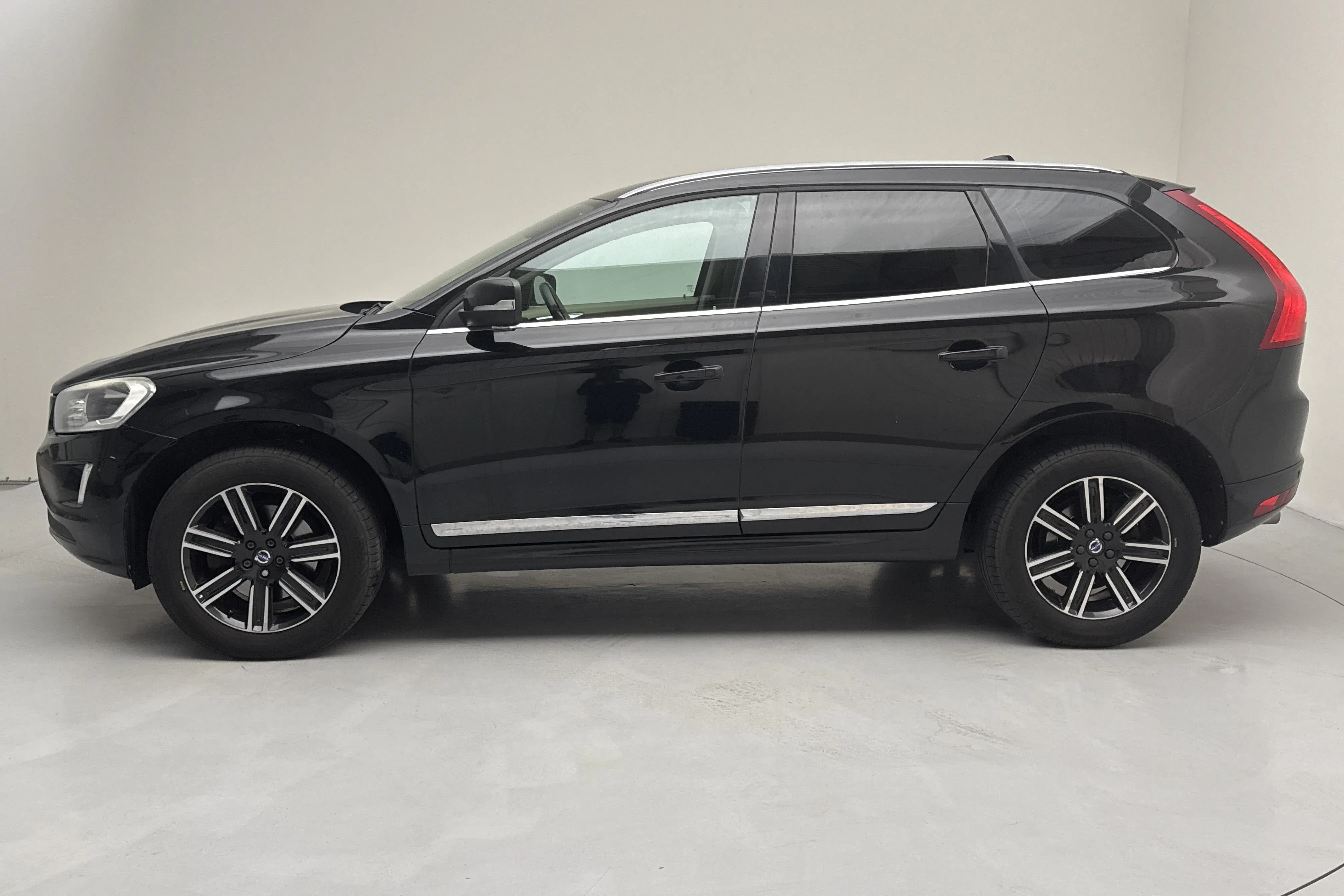 Presentation photo 2 of 13: Volvo XC60 D3 2WD (150hk) - 329 730 km - Automatic - black - 2017