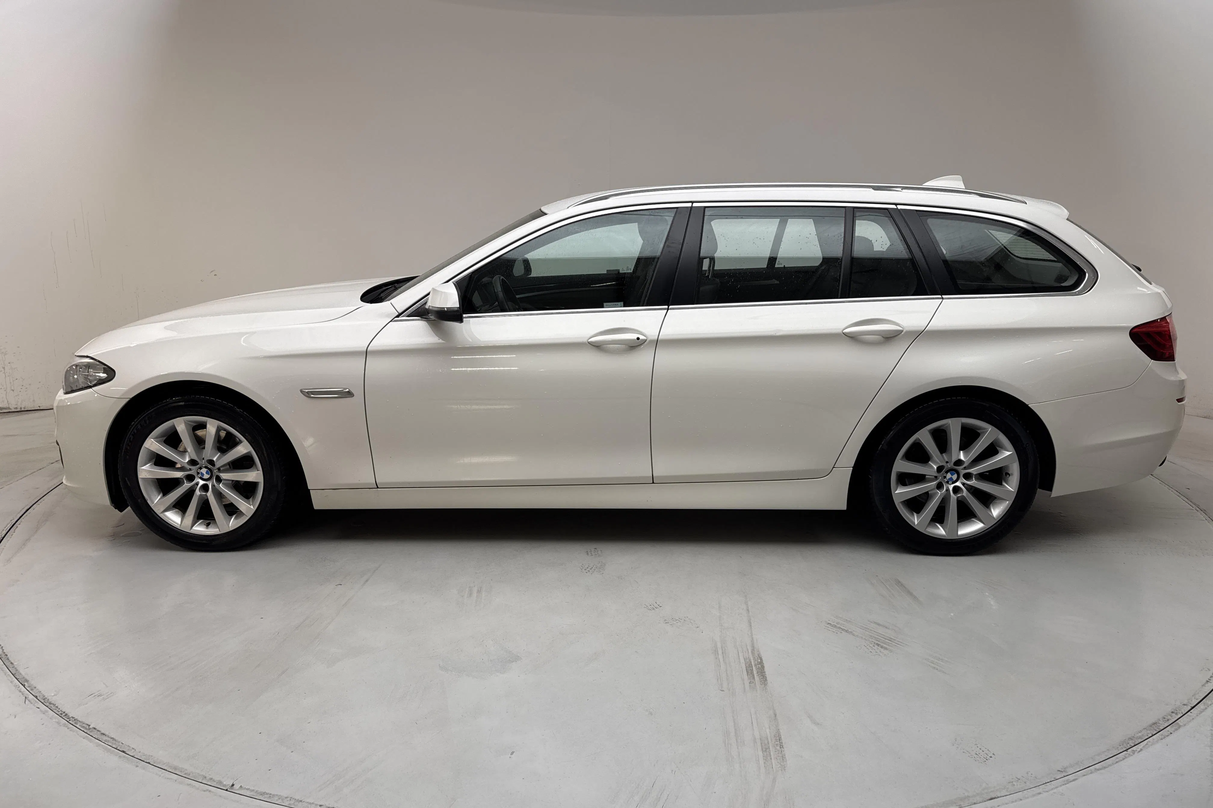 Presentationsfoto 2 av 14: BMW 520d xDrive Touring, F11 (190hk) - 14 375 mil - Automat - vit - 2017