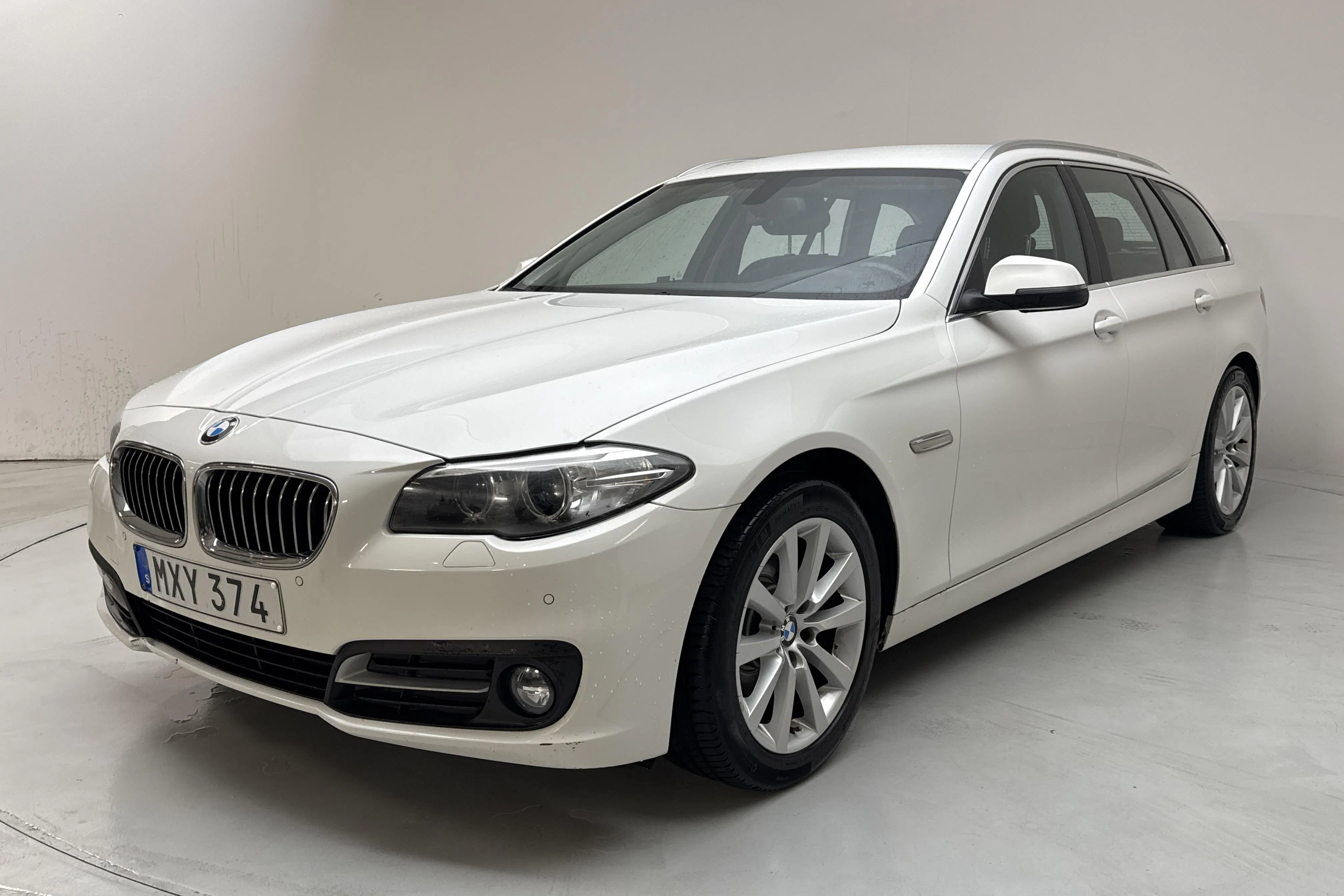 Presentationsfoto 1 av 14: BMW 520d xDrive Touring, F11 (190hk) - 14 375 mil - Automat - vit - 2017