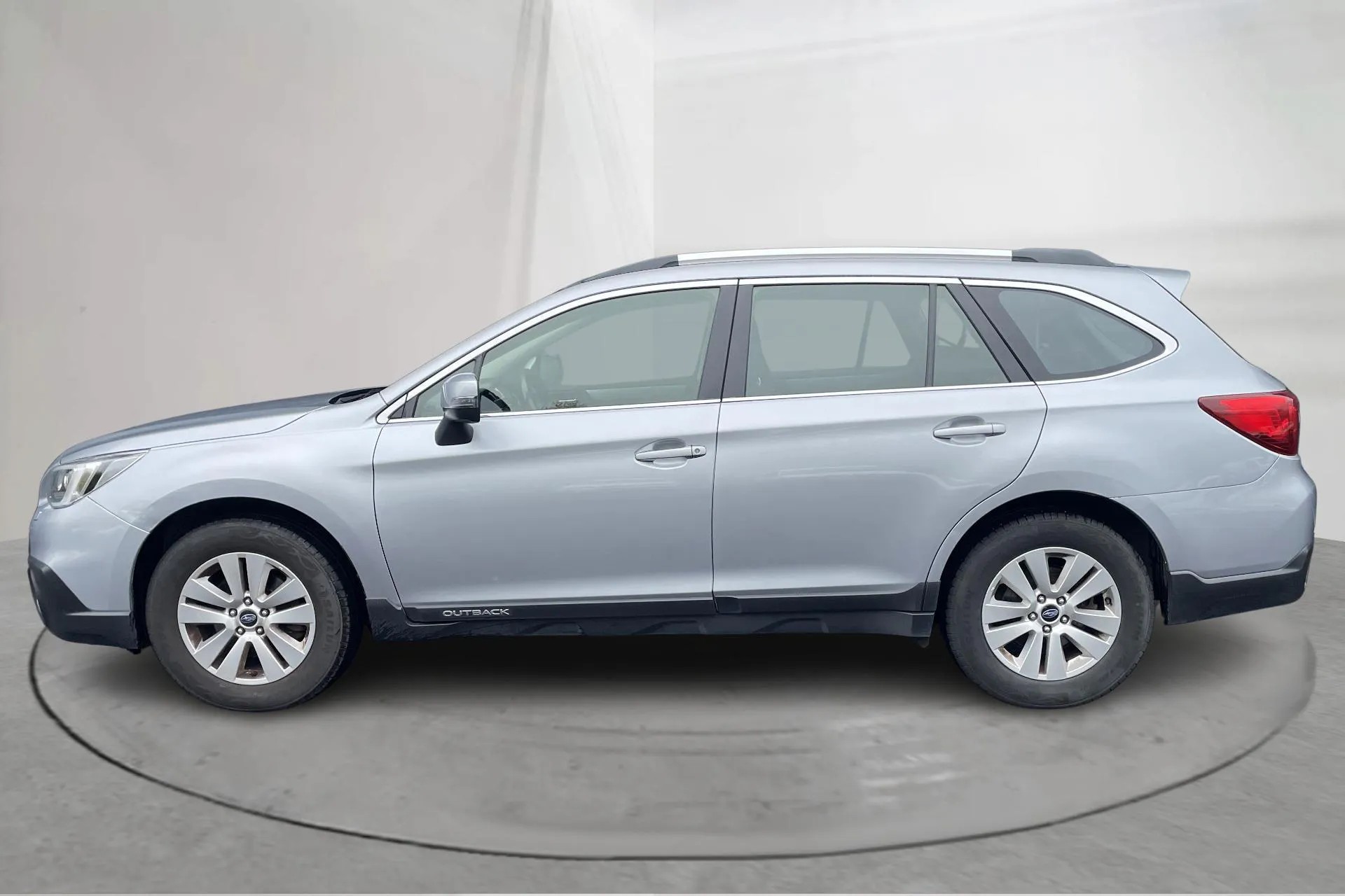 Presentationsfoto 2 av 17: Subaru Outback 2.0D (150hk) - 25 231 mil - Automat - silver - 2015