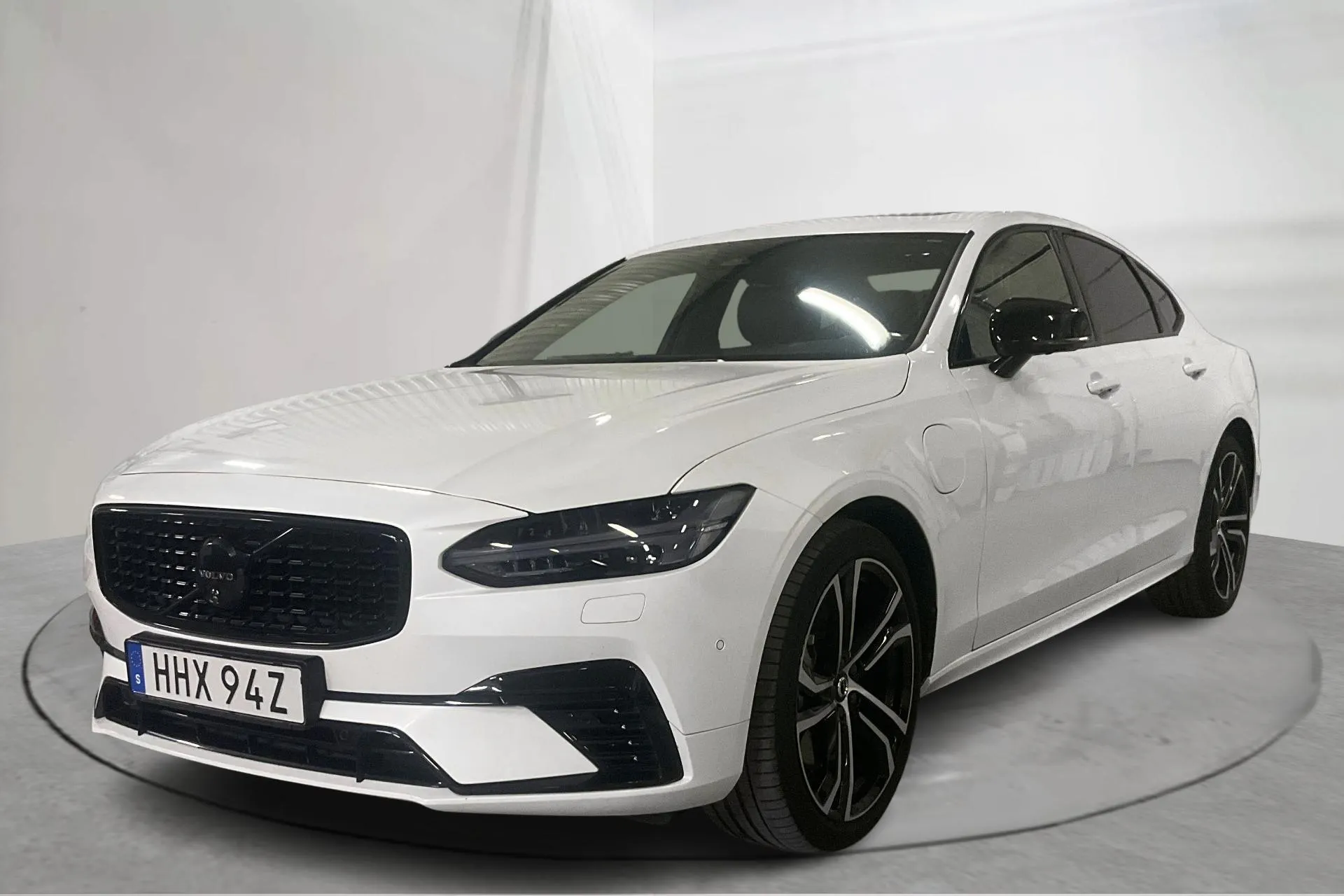 Presentationsfoto 1 av 22: Volvo S90 T8 AWD Twin Engine (390hk) - 6 138 mil - Automat - vit - 2024