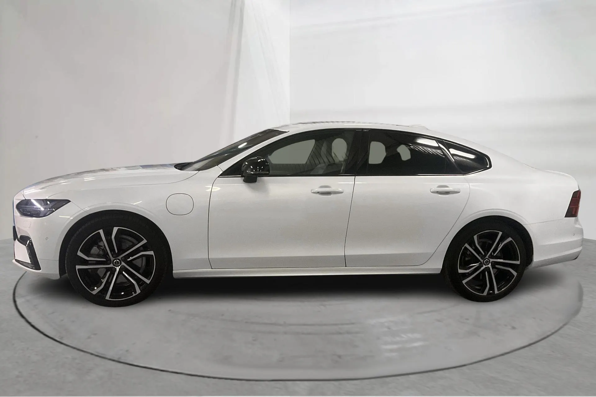 Presentationsfoto 2 av 22: Volvo S90 T8 AWD Twin Engine (390hk) - 6 138 mil - Automat - vit - 2024