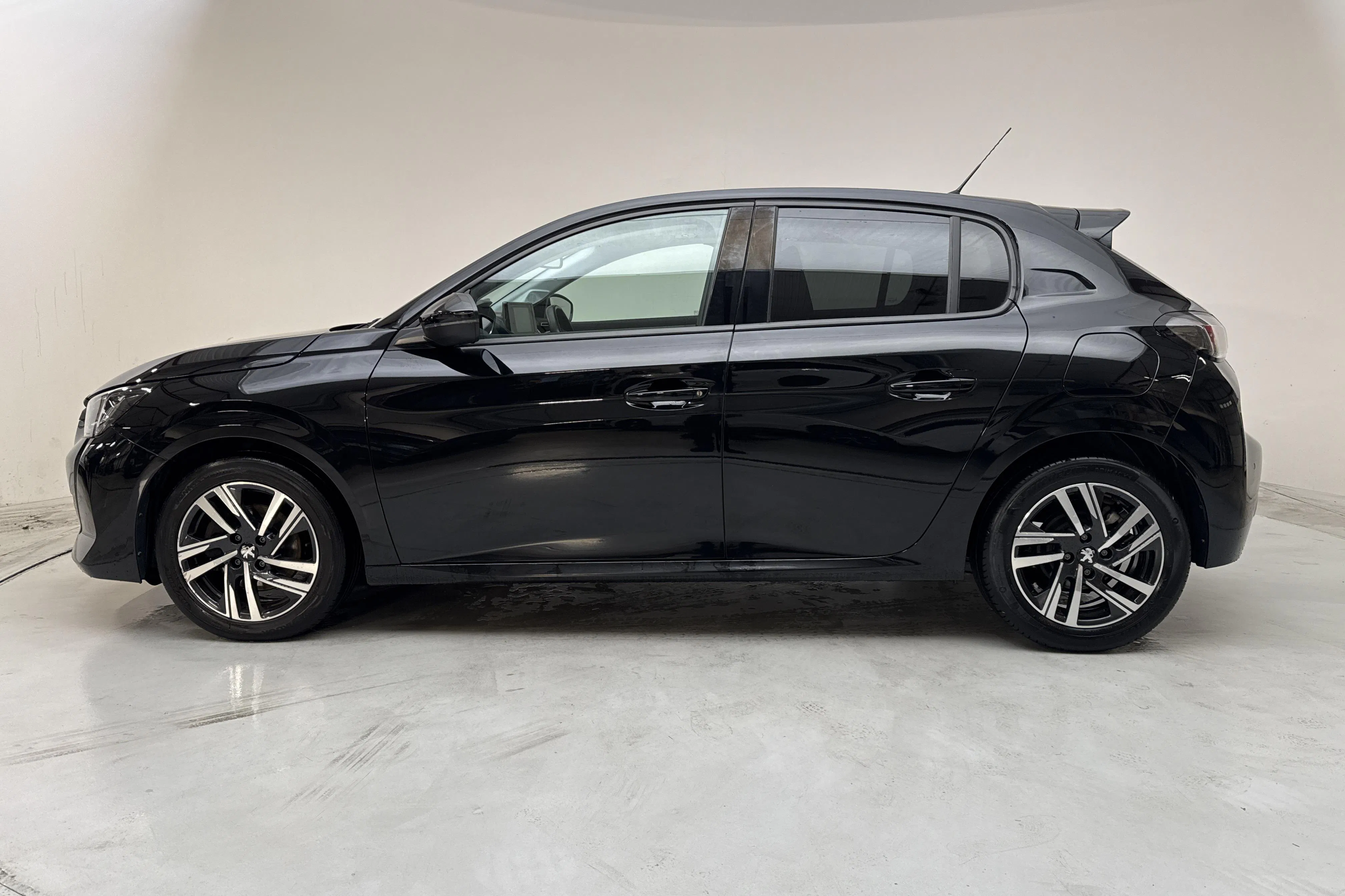 Presentationsfoto 2 av 13: Peugeot 208 1.2 PureTech 5dr (100hk) - 6 063 mil - Automat - svart - 2021