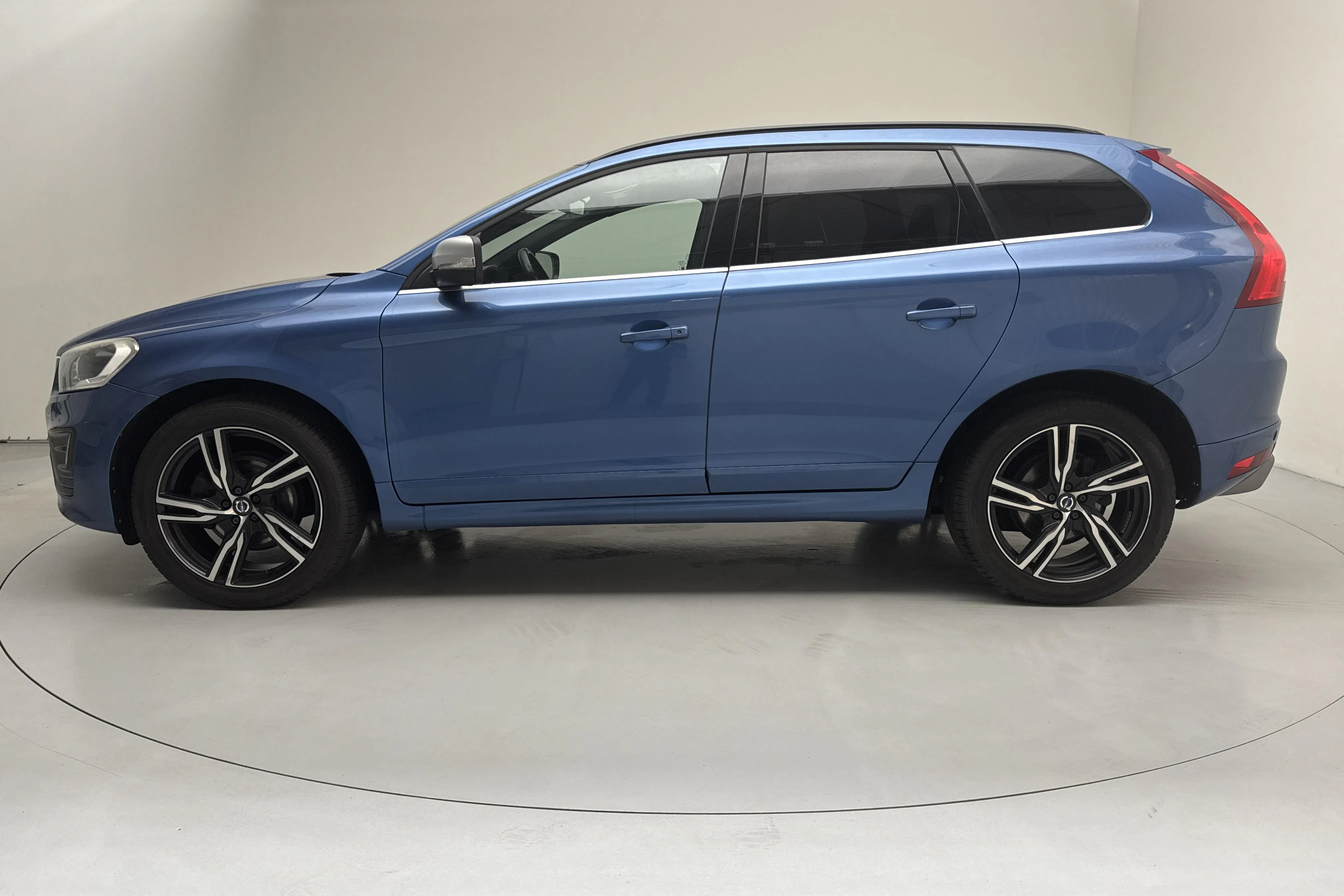 Presentationsfoto 2 av 17: Volvo XC60 D5 AWD (220hk) - 17 570 mil - Automat - blå - 2017
