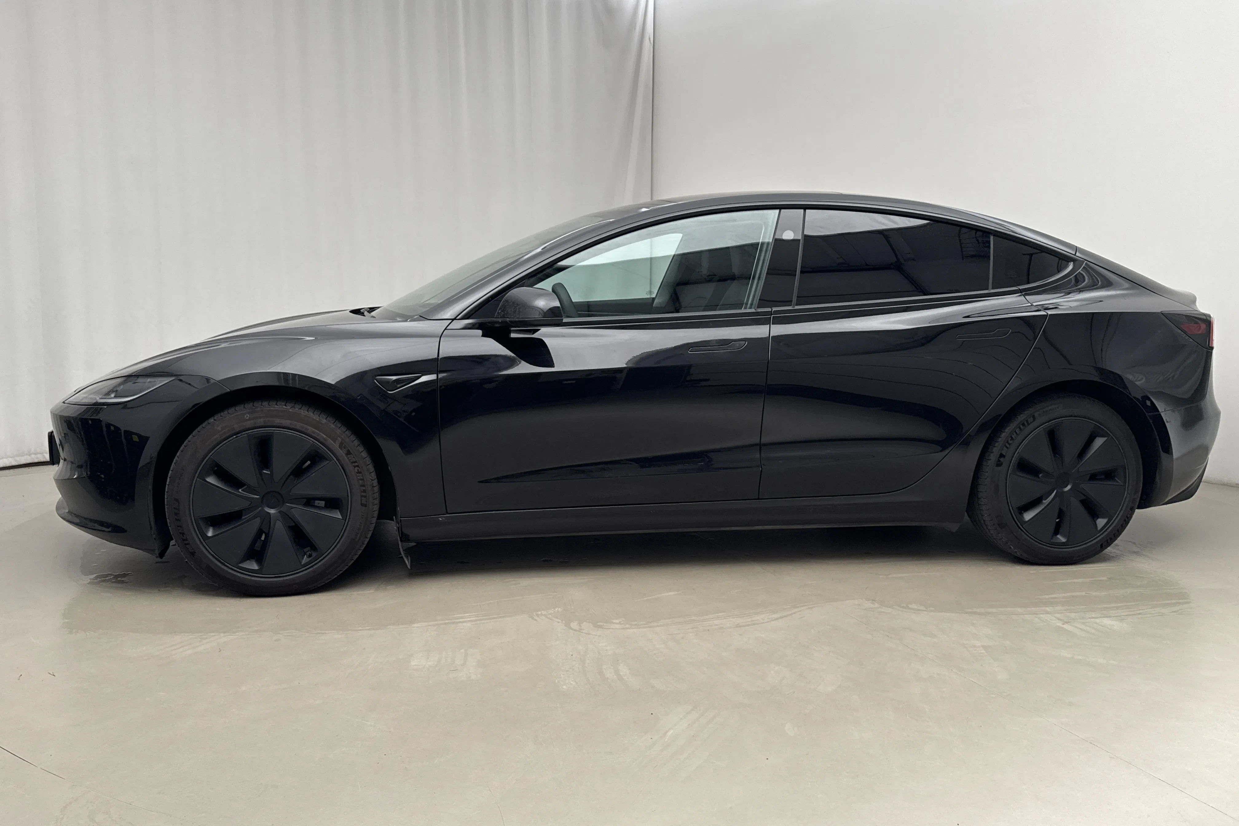 Presentationsfoto 2 av 25: Tesla Model 3 Long Range Dual Motor AWD - 6 932 mil - Automat - svart - 2024