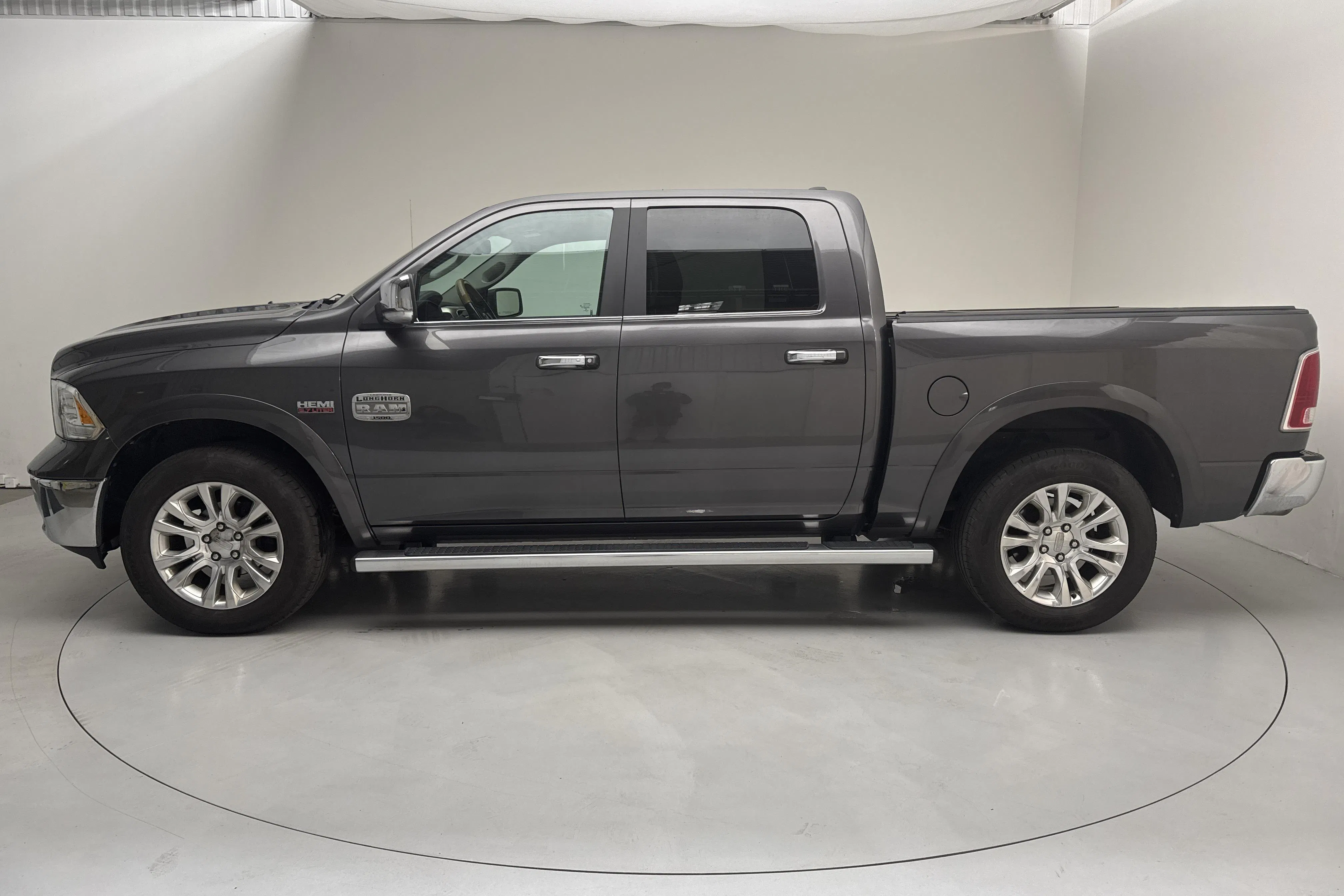 Presentation photo 2 of 14: Dodge RAM 1500 5.7 V8 HEMI 4WD (401hk) - 174 590 km - Automatic - dark grey - 2018