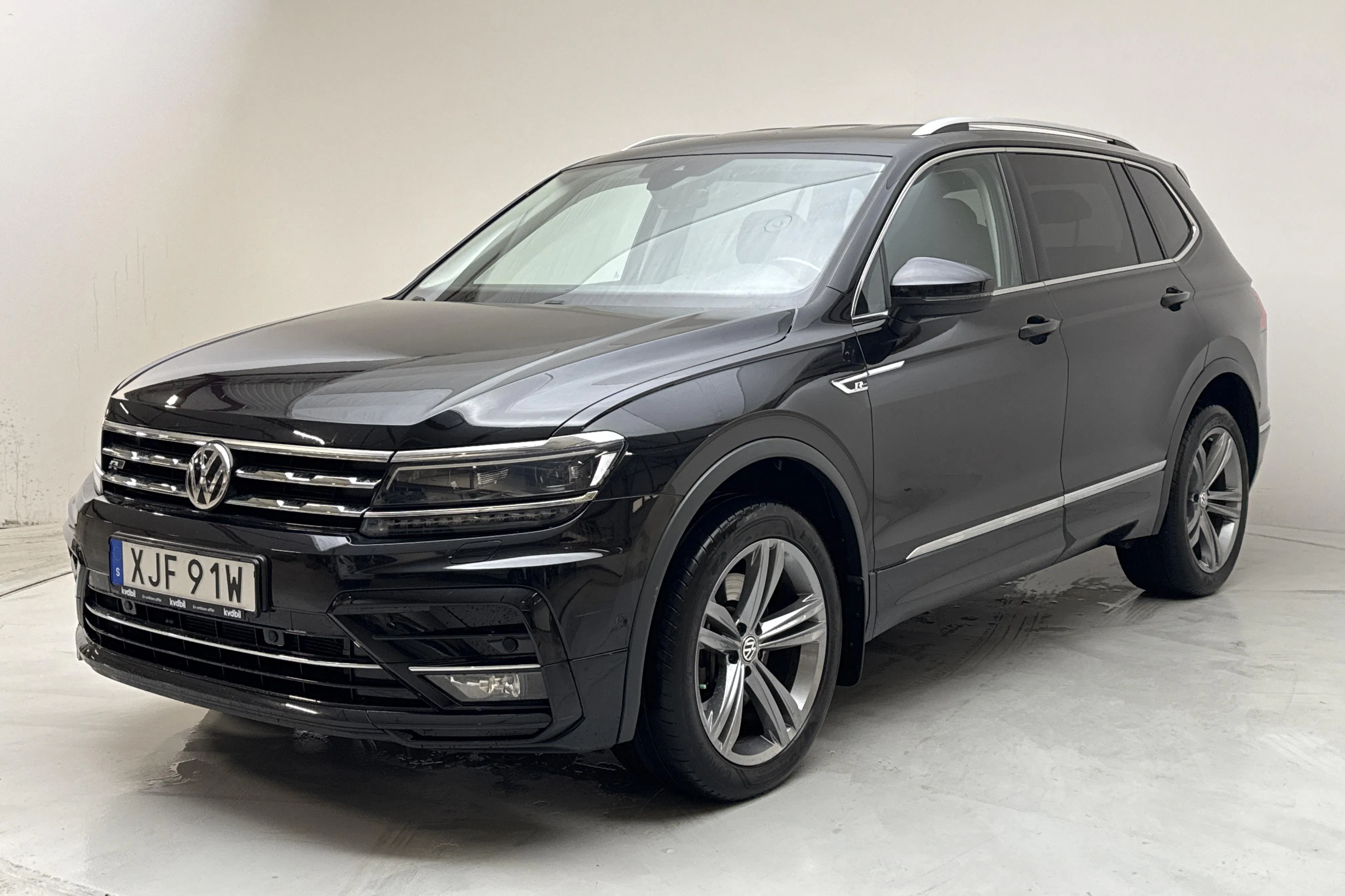 Presentationsfoto 1 av 17: VW Tiguan Allspace 2.0 TDI 4MOTION (200hk) - 9 111 mil - Automat - svart - 2021