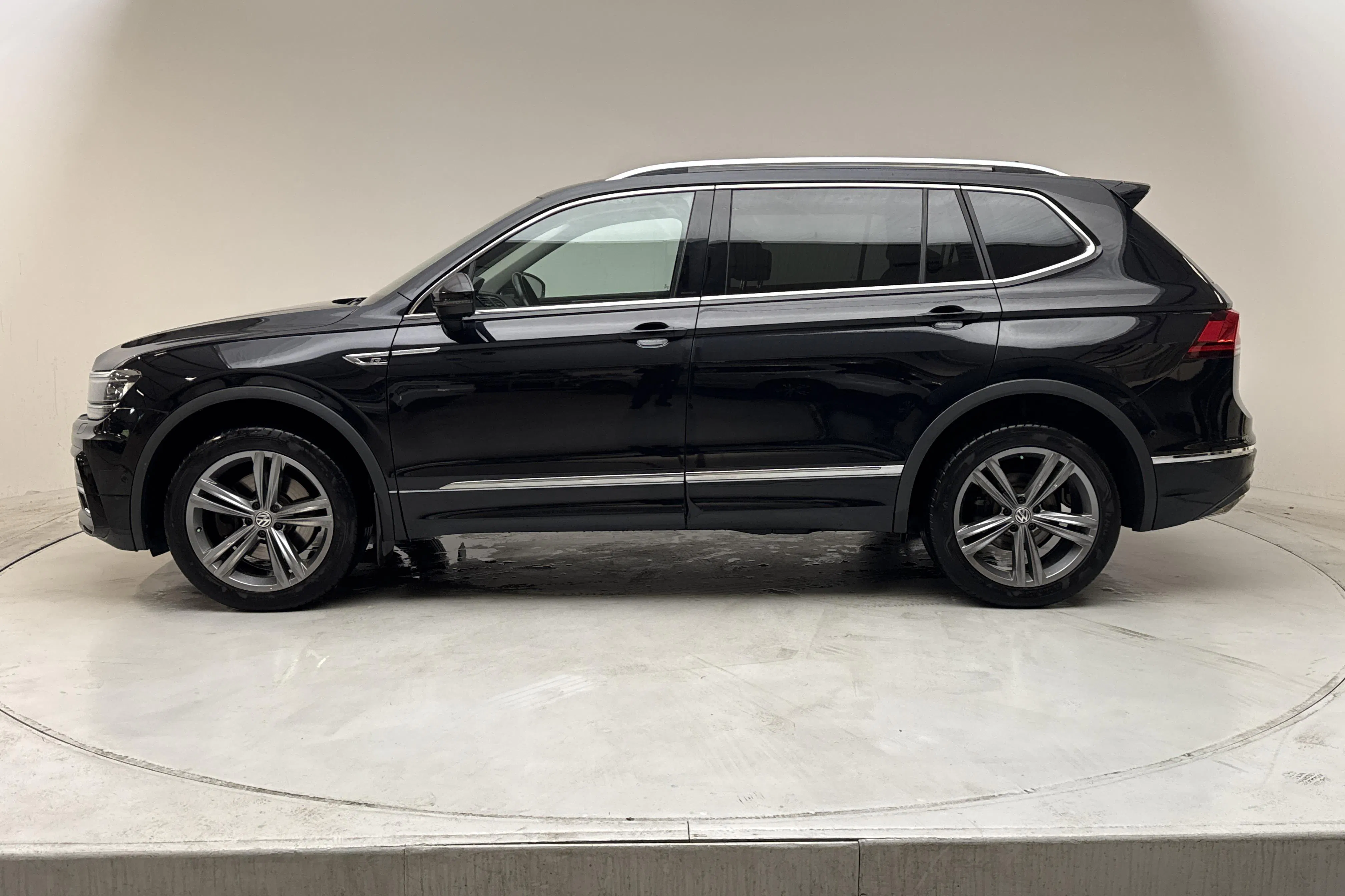 Presentationsfoto 2 av 17: VW Tiguan Allspace 2.0 TDI 4MOTION (200hk) - 9 111 mil - Automat - svart - 2021