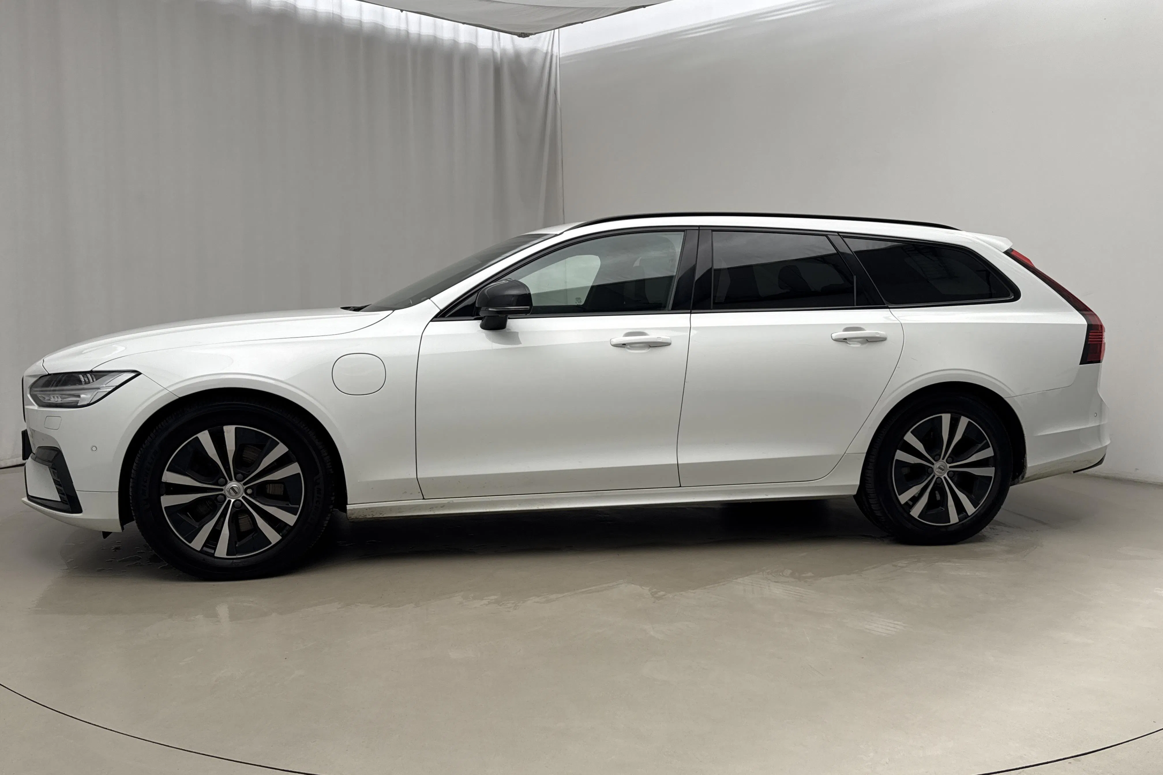 Presentation photo 2 of 27: Volvo V90 T8 AWD Twin Engine (390hk) - 111 570 km - Automatic - white - 2022