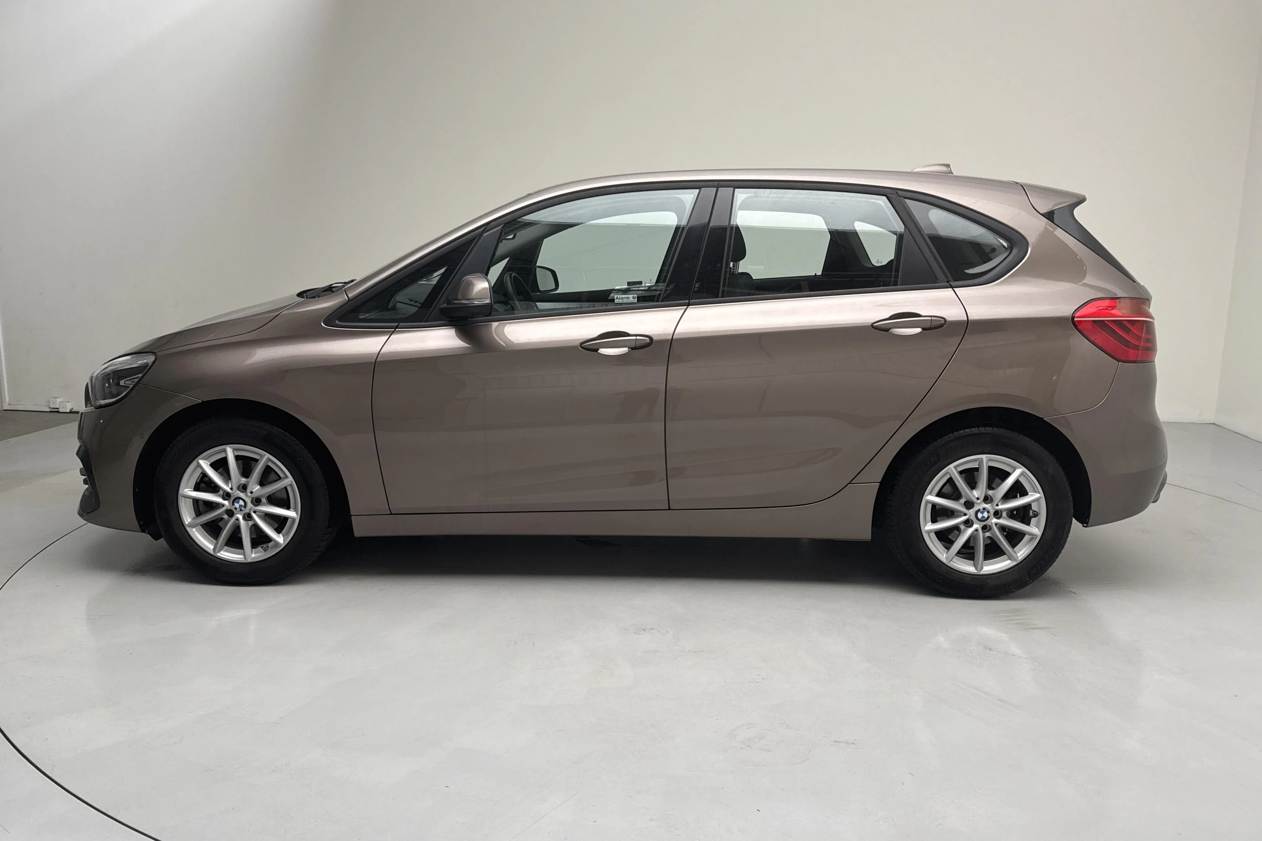 Presentationsfoto 2 av 14: BMW 218i Active Tourer LCI, F45 (140hk) - 4 435 mil - Automat - Ljusbrun - 2020