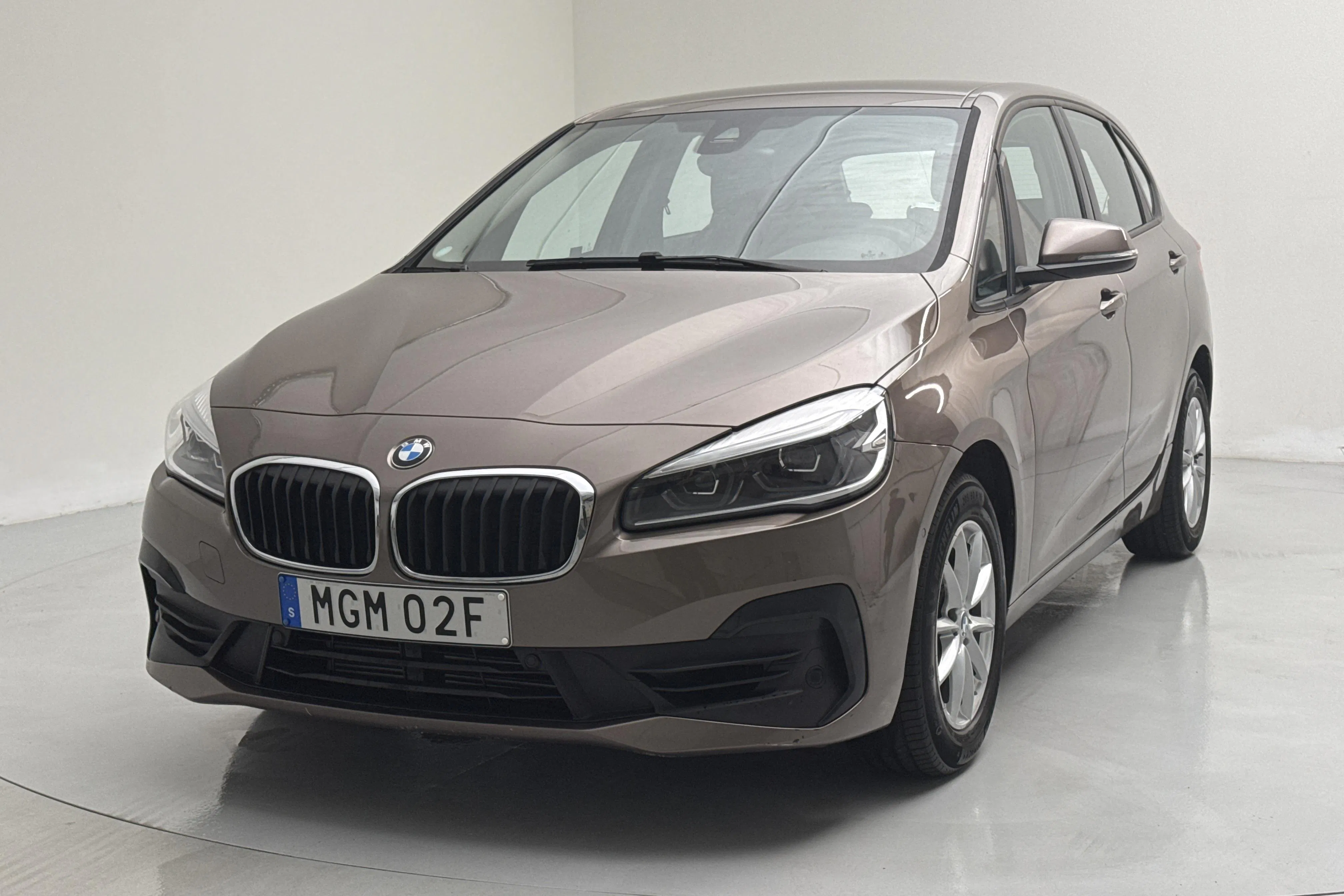 Presentationsfoto 1 av 14: BMW 218i Active Tourer LCI, F45 (140hk) - 4 435 mil - Automat - Ljusbrun - 2020