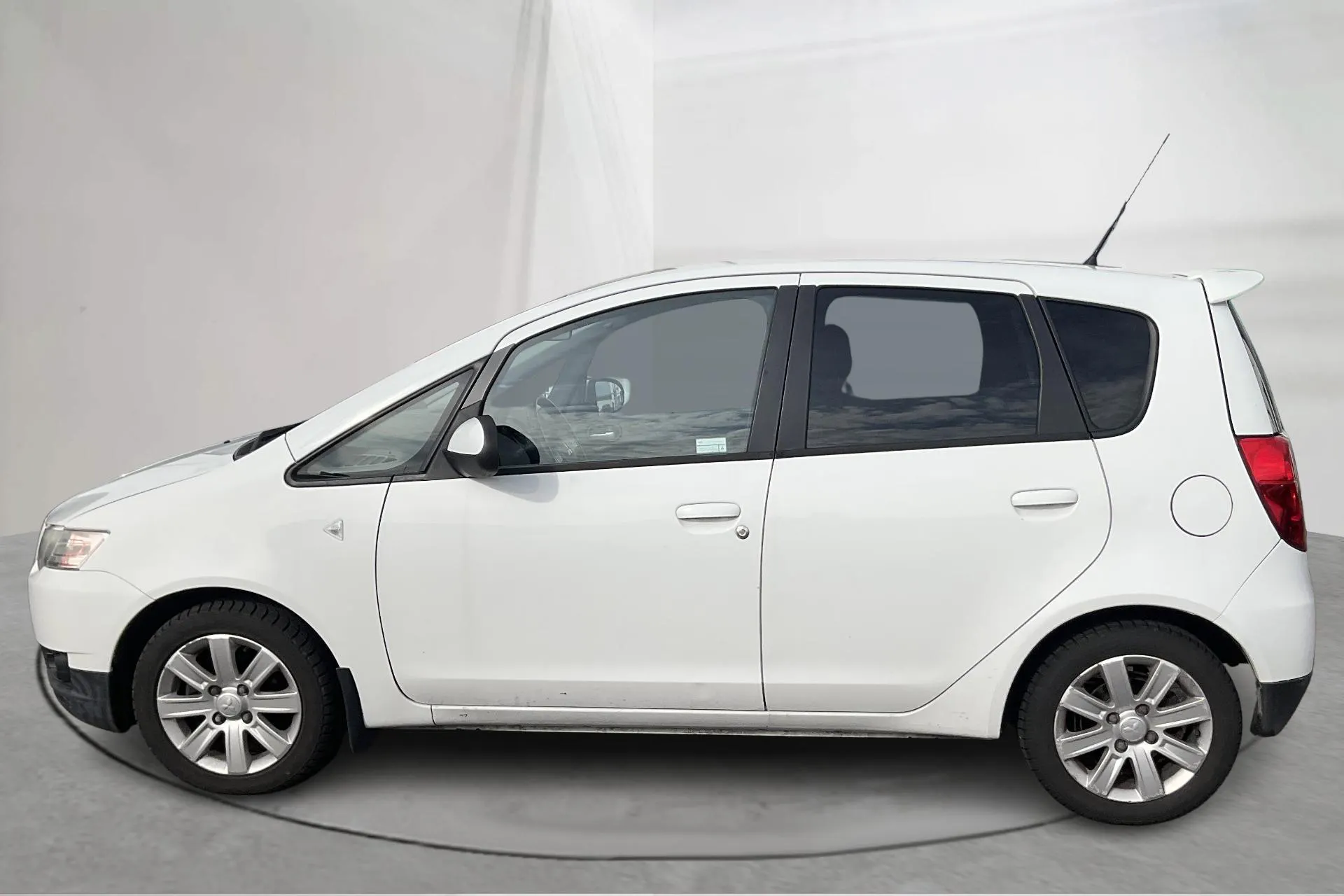 Presentationsfoto 2 av 13: Mitsubishi Colt 1.3 5dr (95hk) - 11 645 mil - Manuell - vit - 2011