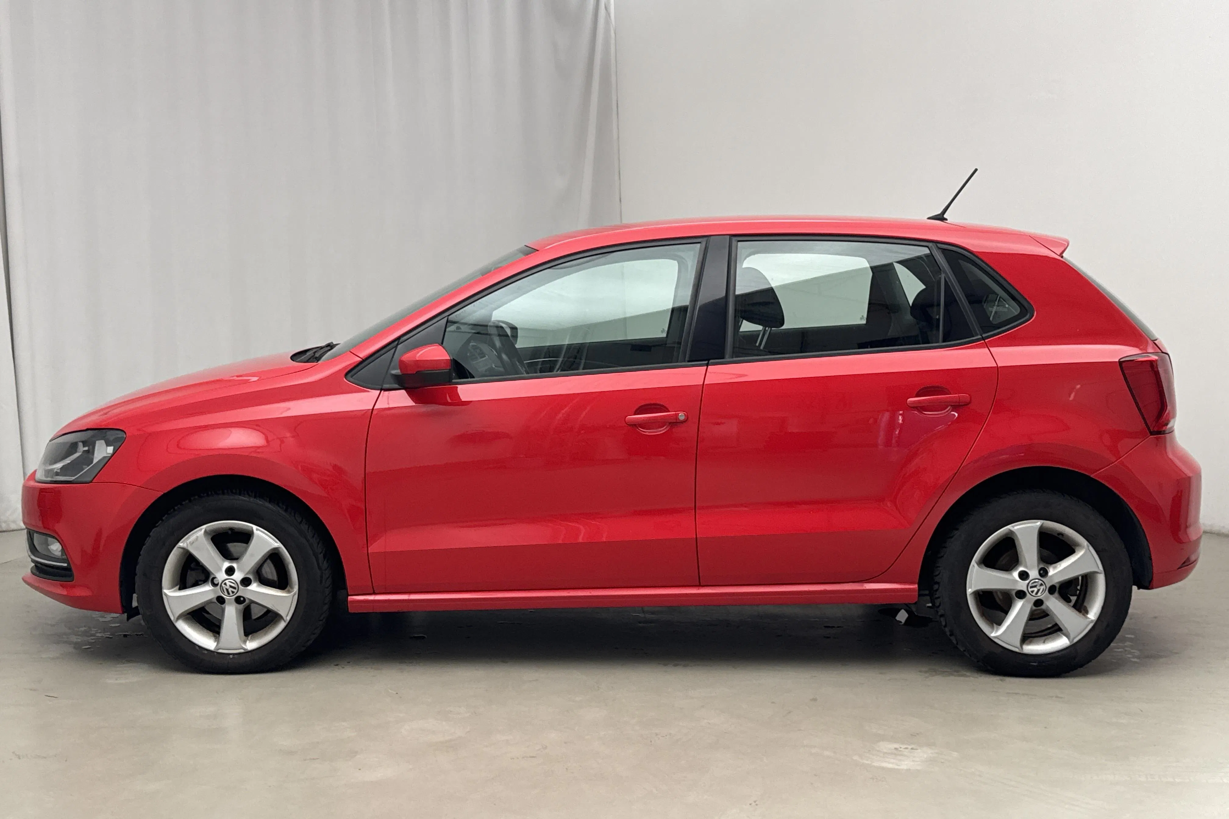 Presentation photo 2 of 11: VW Polo 1.2 TSI 5dr (90hk) - 146 130 km - Manual - red - 2015