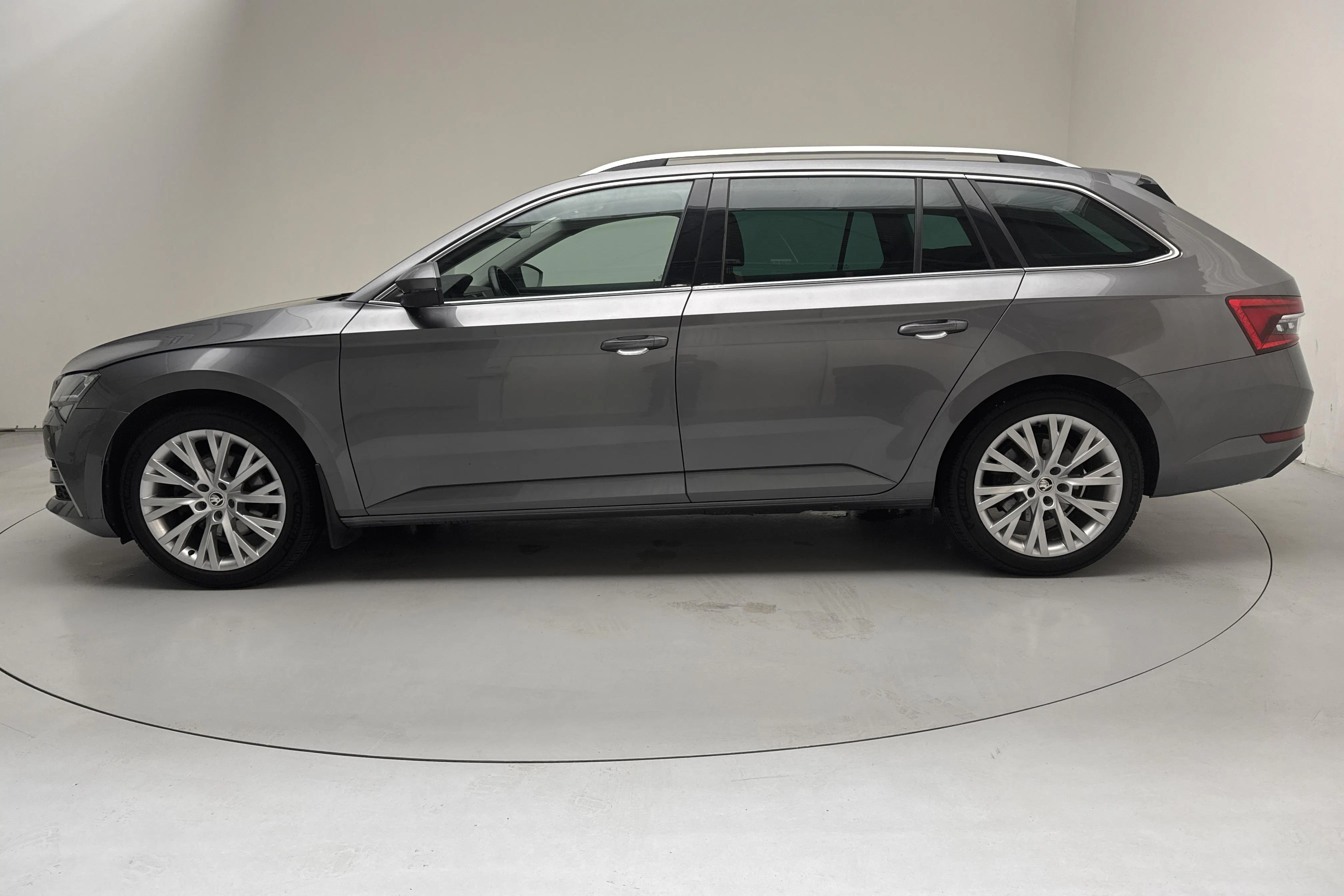 Presentationsfoto 2 av 17: Skoda Superb 1.4 TSI PHEV Kombi (218hk) - 12 993 mil - Automat - grå - 2023