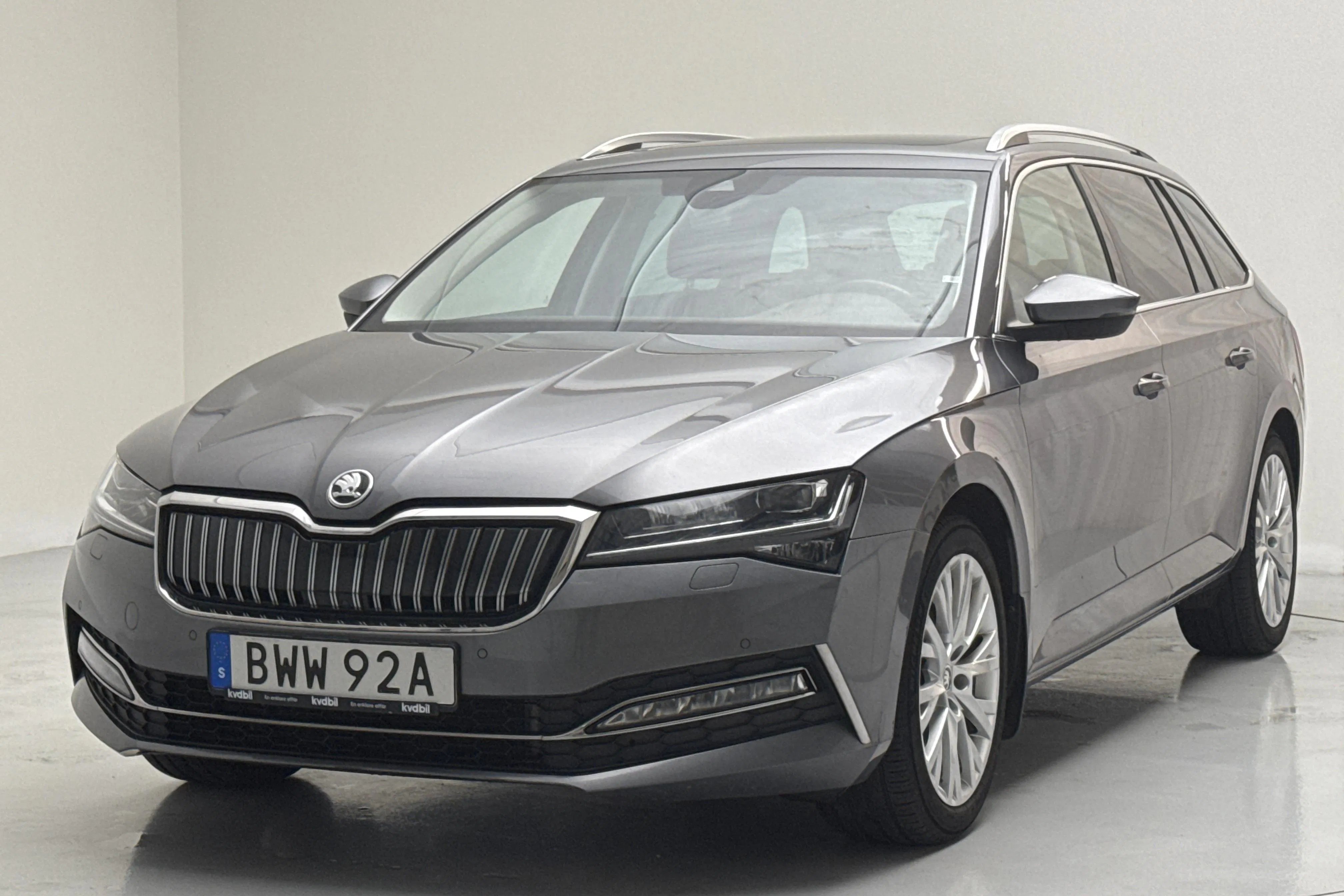 Presentationsfoto 1 av 17: Skoda Superb 1.4 TSI PHEV Kombi (218hk) - 12 993 mil - Automat - grå - 2023