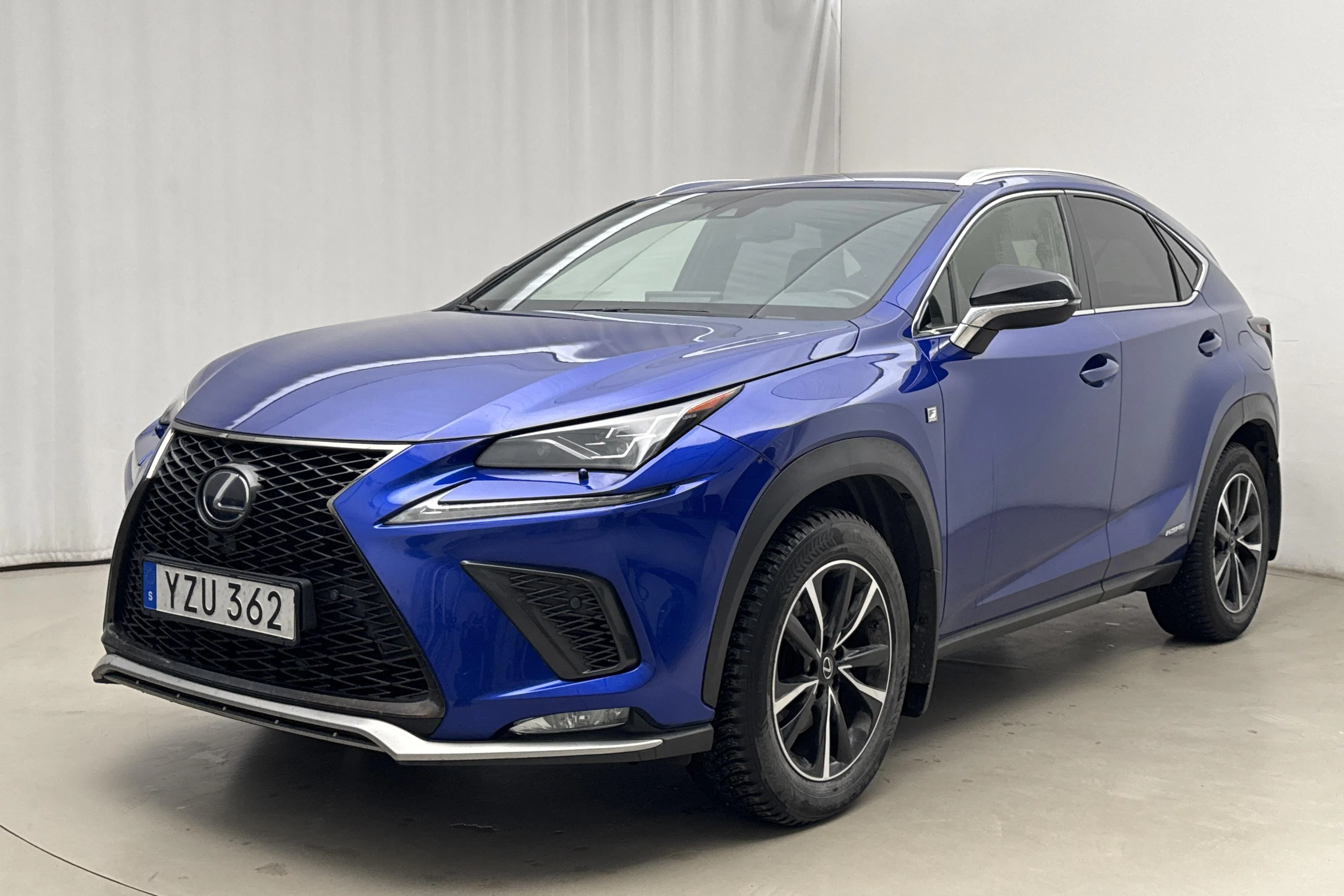 Presentationsfoto 1 av 17: Lexus NX 300h AWD (181hk) - 13 424 mil - Automat - blå - 2018