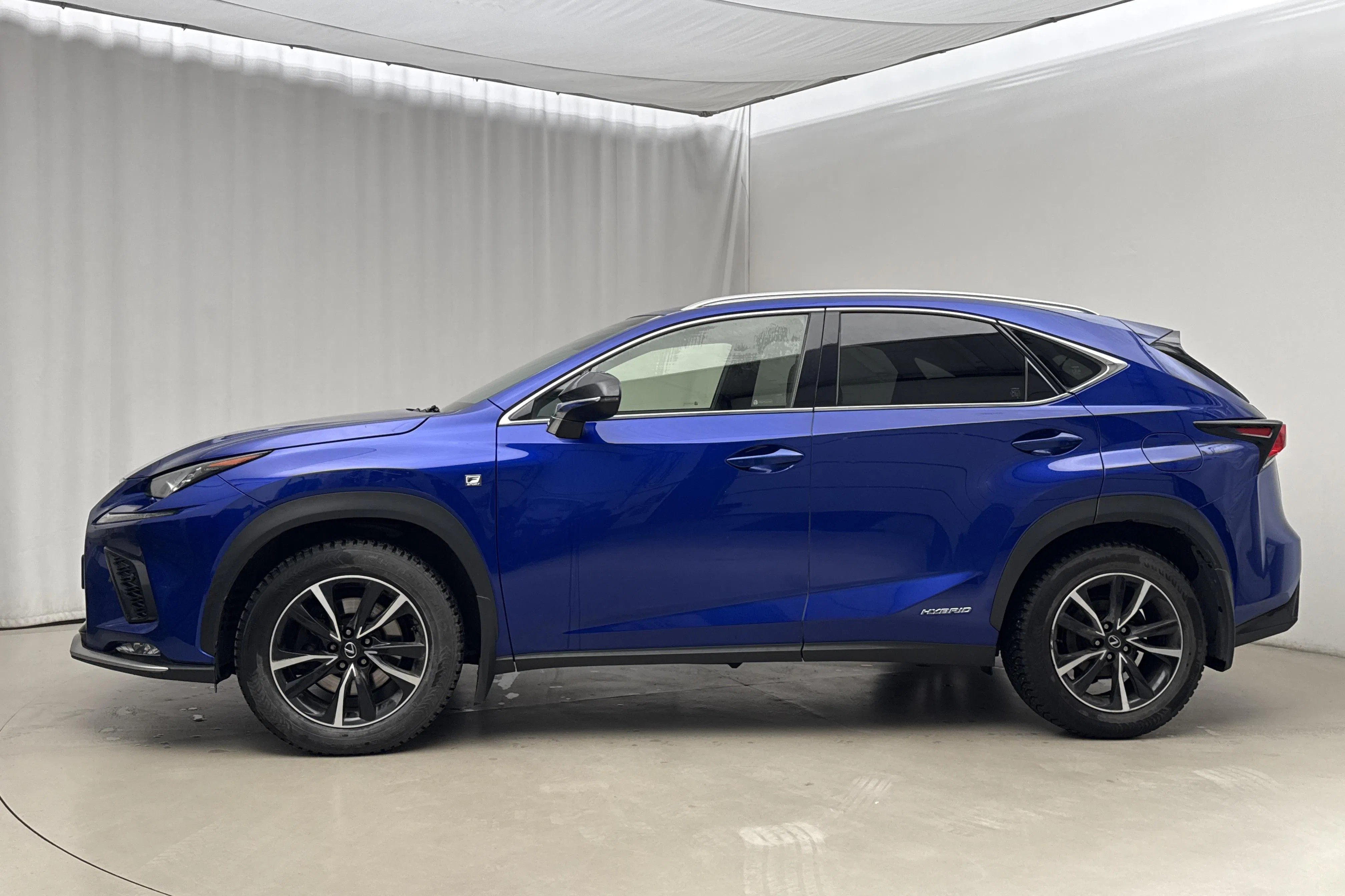 Presentationsfoto 2 av 17: Lexus NX 300h AWD (181hk) - 13 424 mil - Automat - blå - 2018