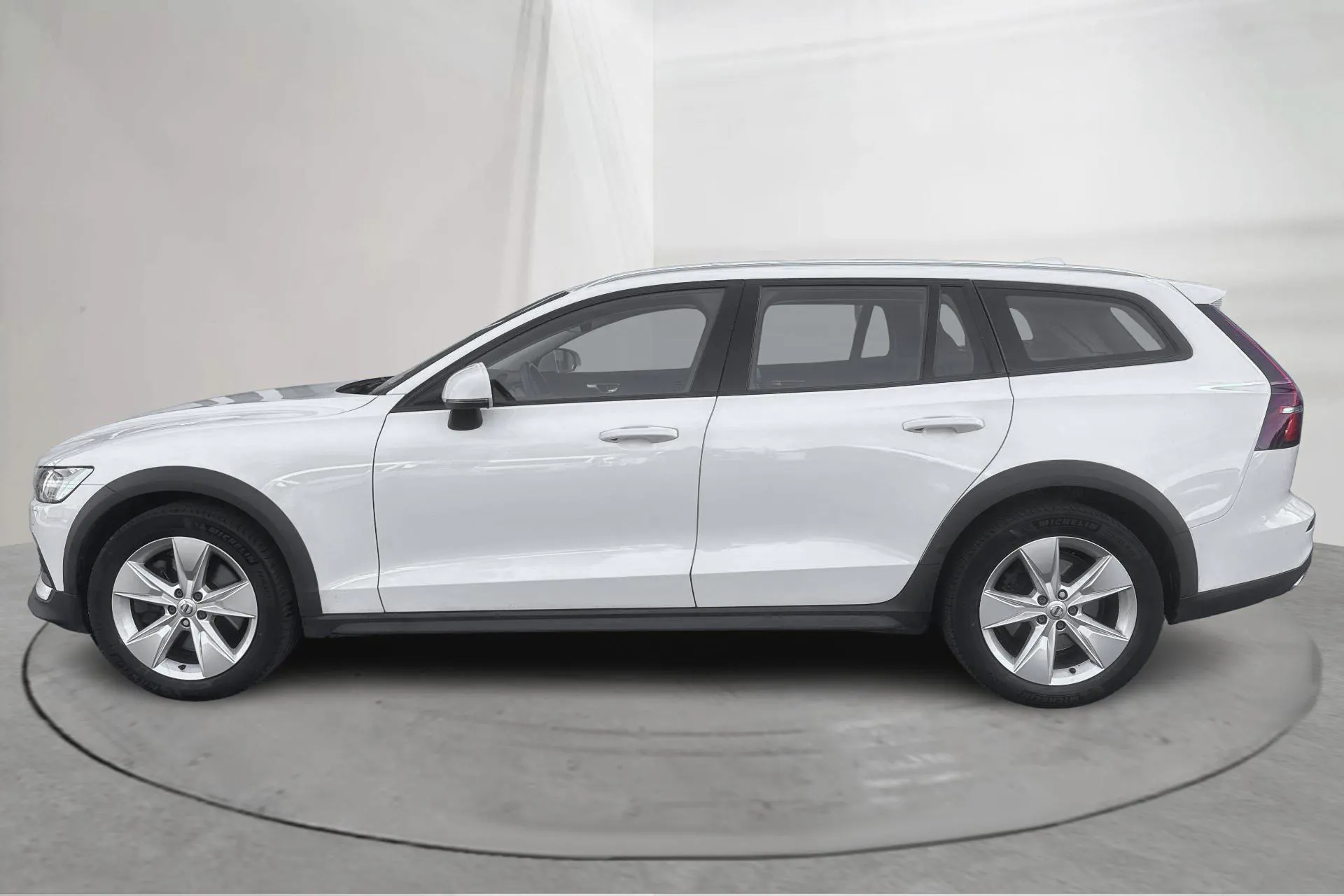 Presentationsfoto 2 av 17: Volvo V60 B4 Cross Country AWD Mildhybrid, Diesel (197hk) - 14 017 mil - Automat - vit - 2022