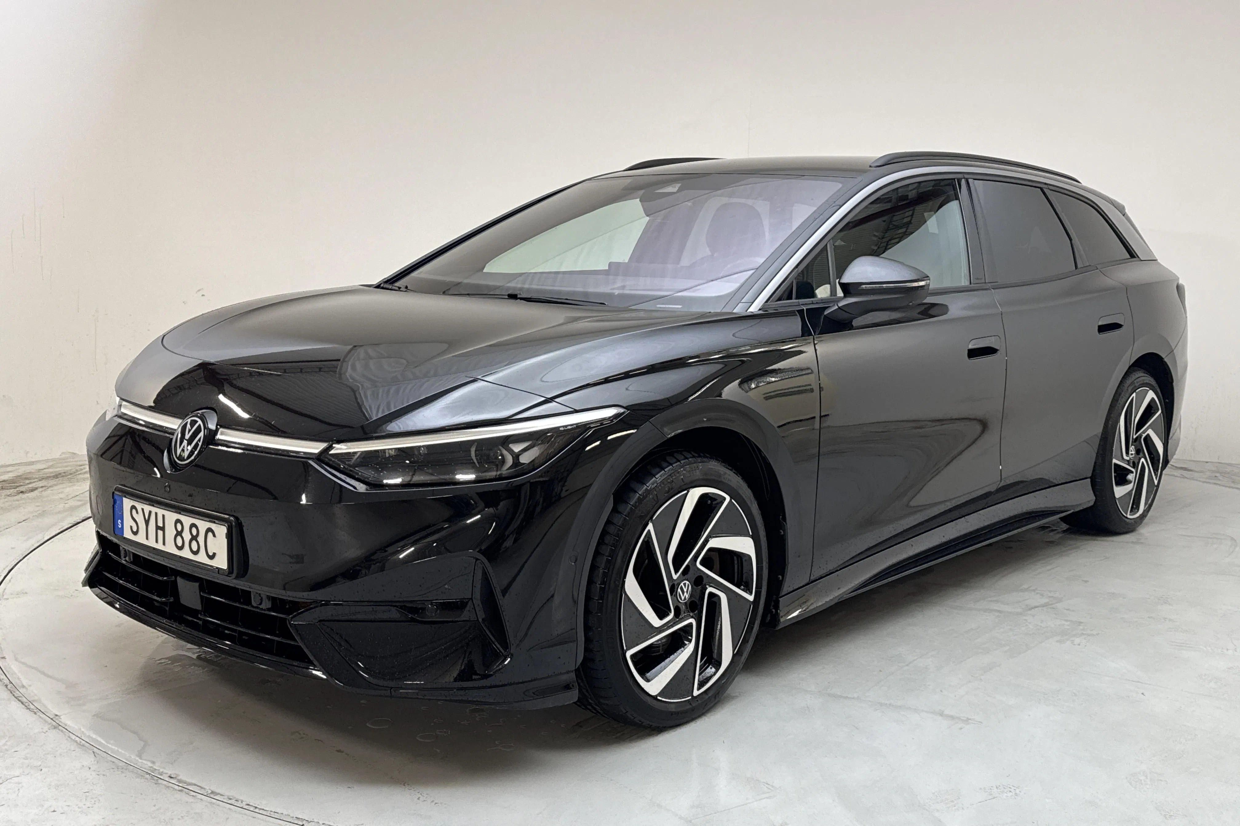 Presentationsfoto 1 av 15: VW ID.7 Pro Tourer 77kWh (286hk) - 5 017 mil - Automat - svart - 2025