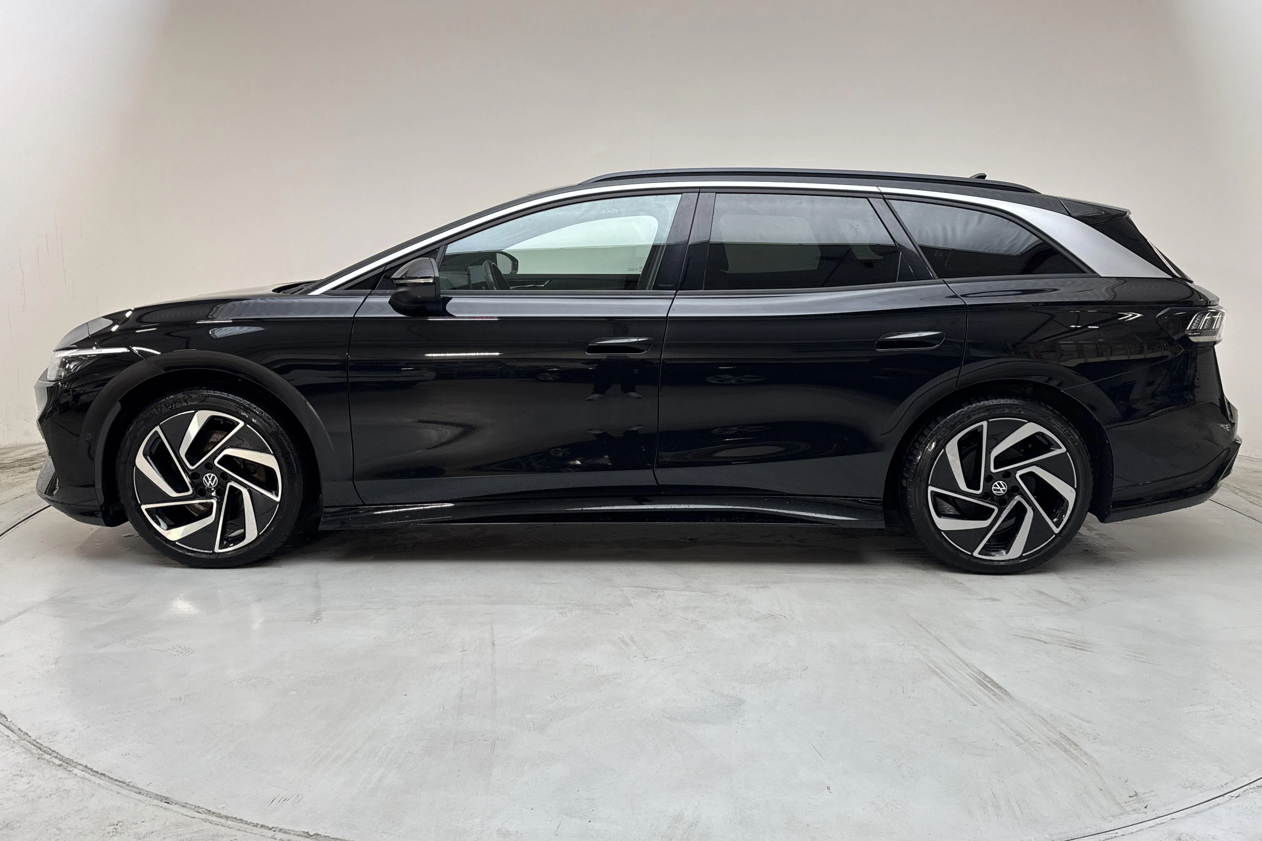 Presentationsfoto 2 av 15: VW ID.7 Pro Tourer 77kWh (286hk) - 5 017 mil - Automat - svart - 2025