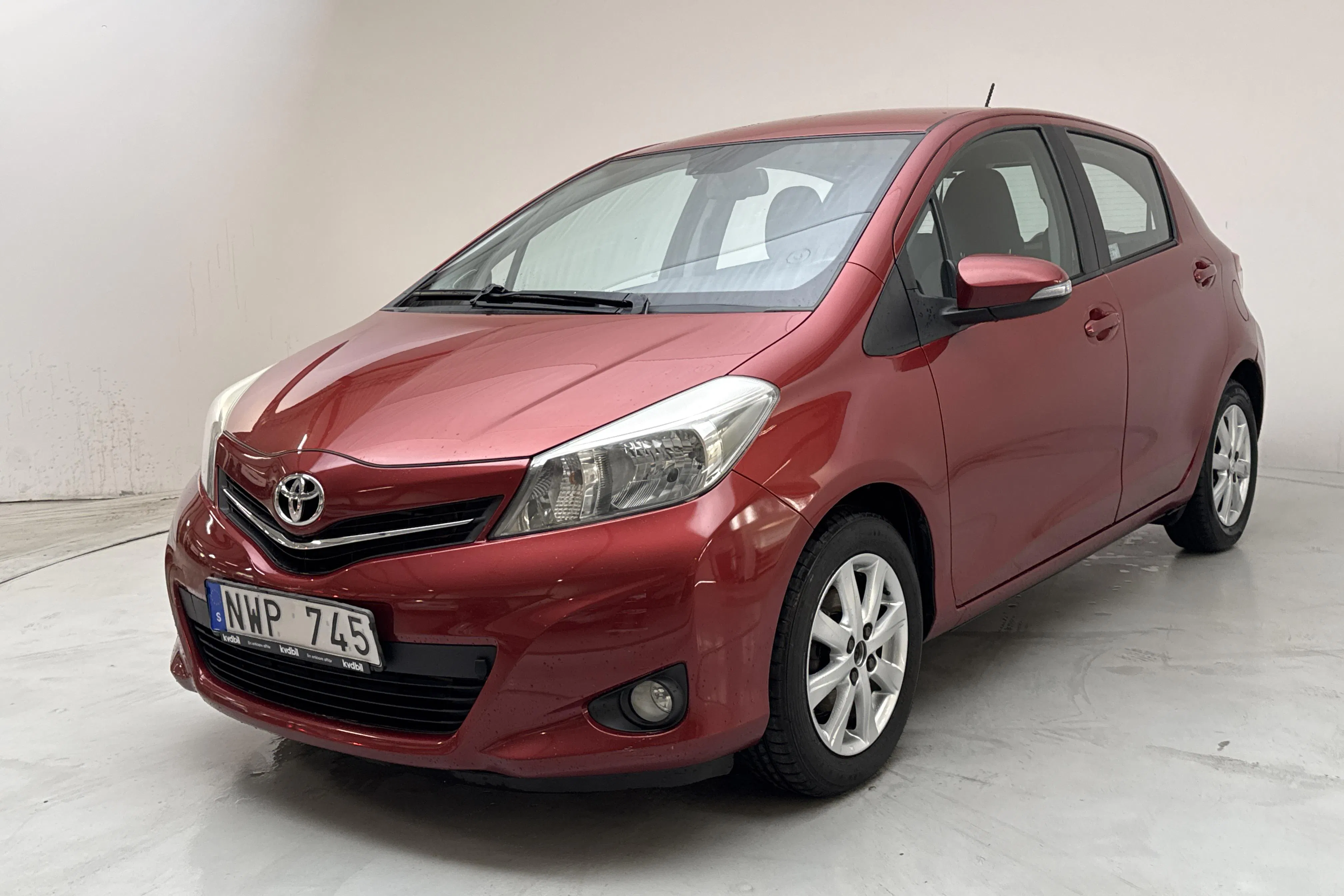 Presentationsfoto 1 av 13: Toyota Yaris 1.33 5dr (100hk) - 12 028 mil - Manuell - röd - 2012