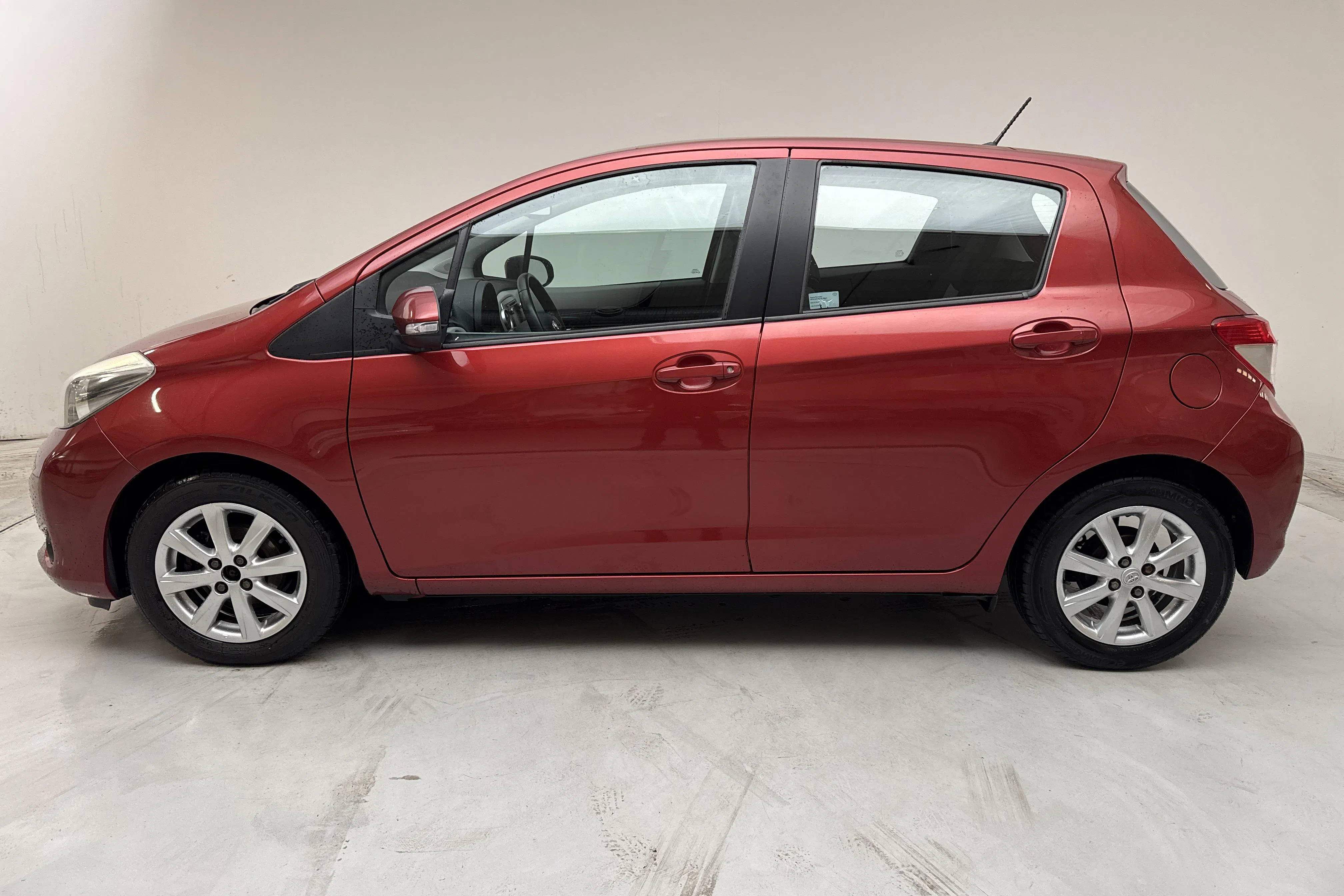 Presentationsfoto 2 av 13: Toyota Yaris 1.33 5dr (100hk) - 12 028 mil - Manuell - röd - 2012