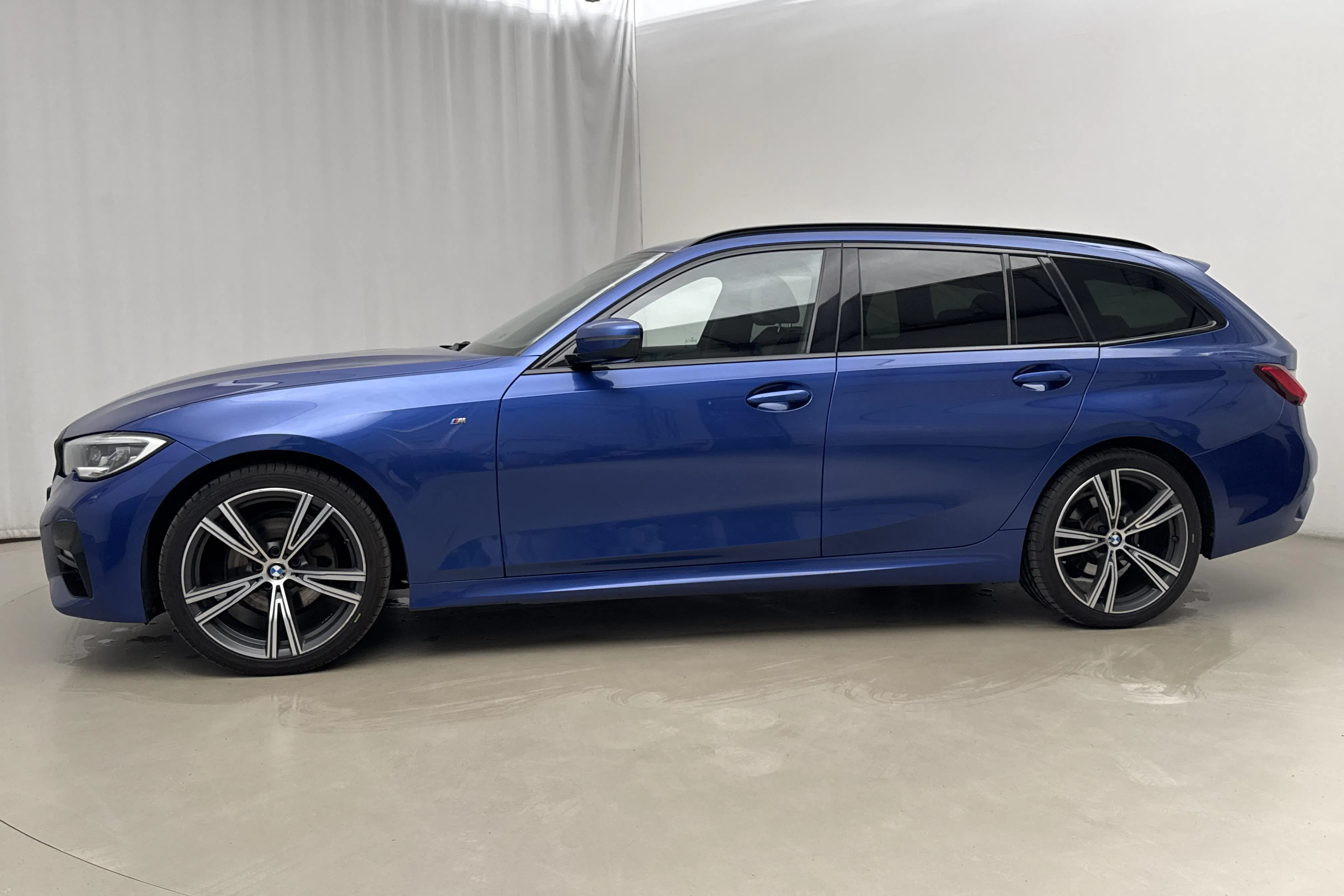 Presentationsfoto 2 av 19: BMW 320d xDrive Touring, G21 (190hk+11hk) - 15 434 mil - Automat - blå - 2021
