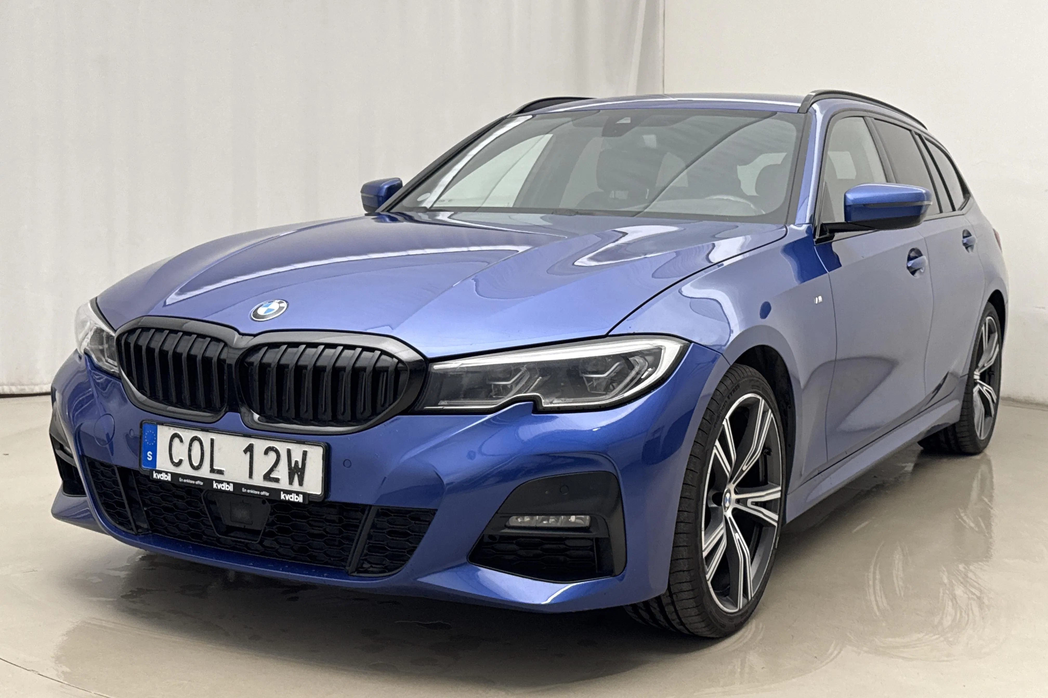 Presentationsfoto 1 av 19: BMW 320d xDrive Touring, G21 (190hk+11hk) - 15 434 mil - Automat - blå - 2021