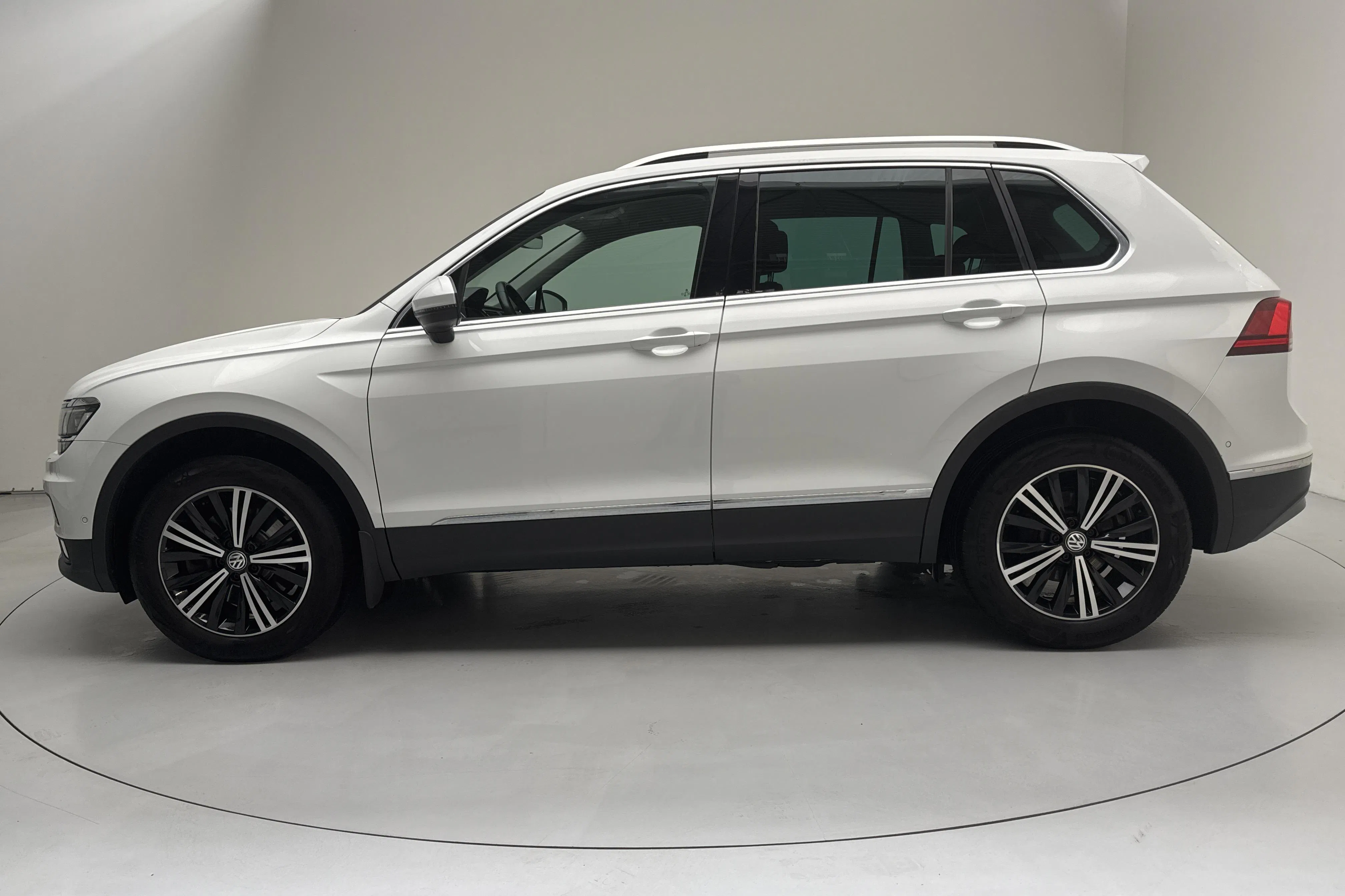 Presentationsfoto 2 av 15: VW Tiguan 2.0 TDI 4MOTION (190hk) - 18 188 mil - Automat - vit - 2019